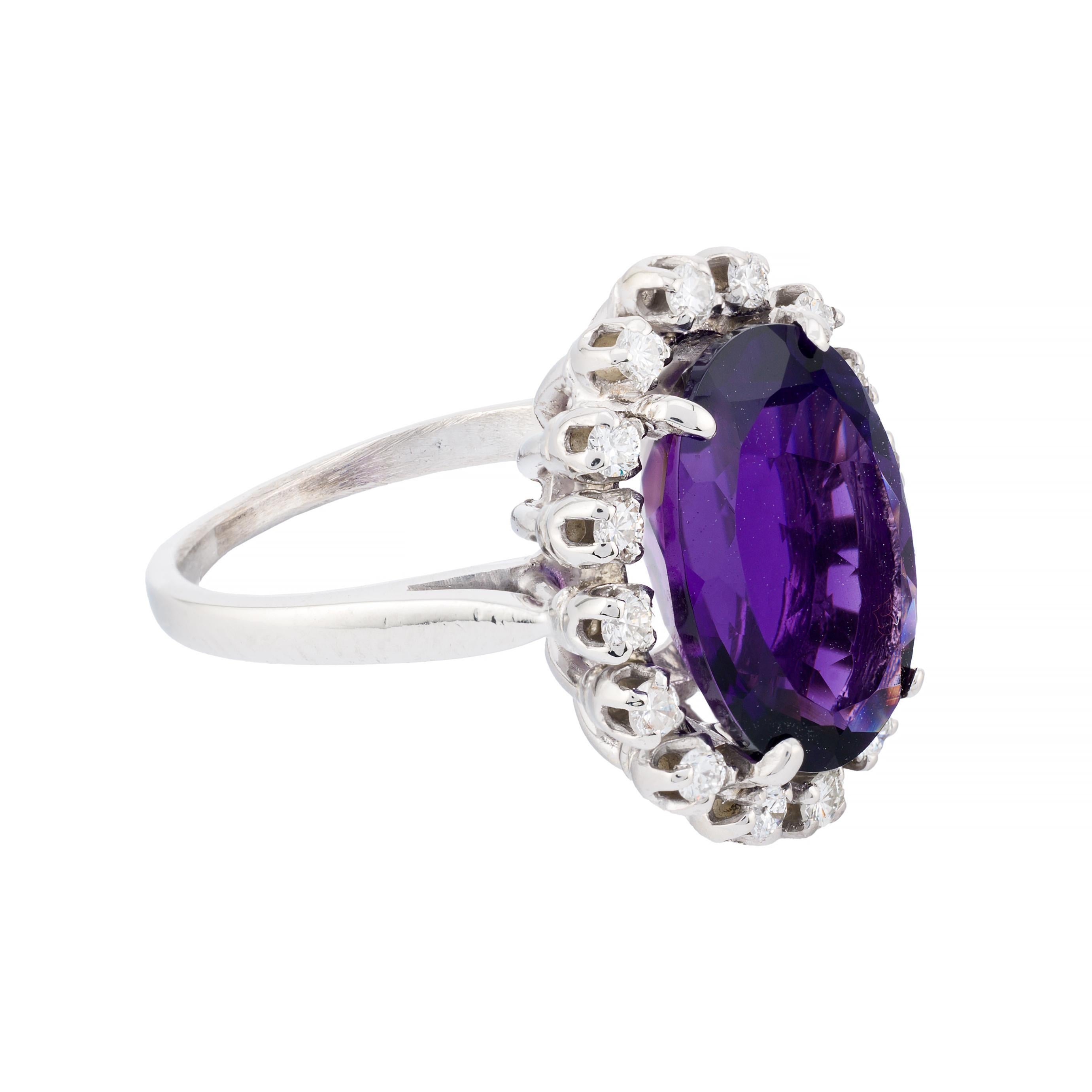 Aston Estate Jewelry stellt vor:

Ein auffälliger Ring mit einem oval geschliffenen Amethysten von 6,00 Karat, der einen tief violetten Farbton ausstrahlt. Das Herzstück ist elegant von einem Halo aus Diamanten im Brillantschliff umgeben.  Die