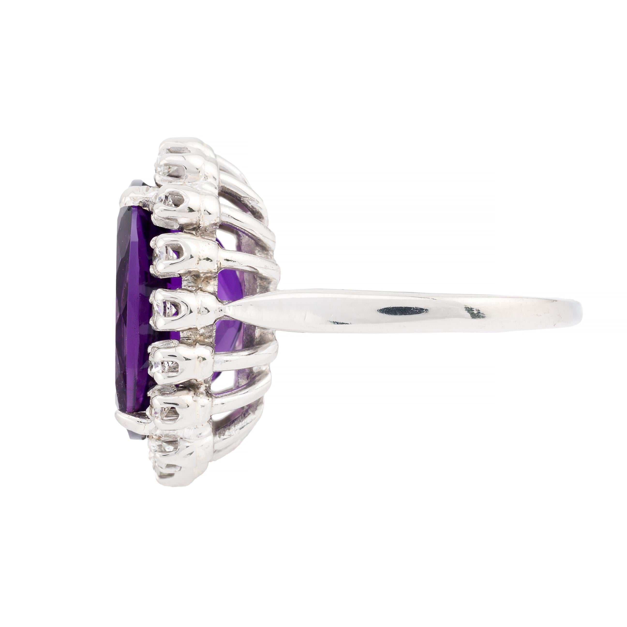 Regaler lila Amethyst- und Diamant-Halo-Ring aus Platin (Ovalschliff) im Angebot