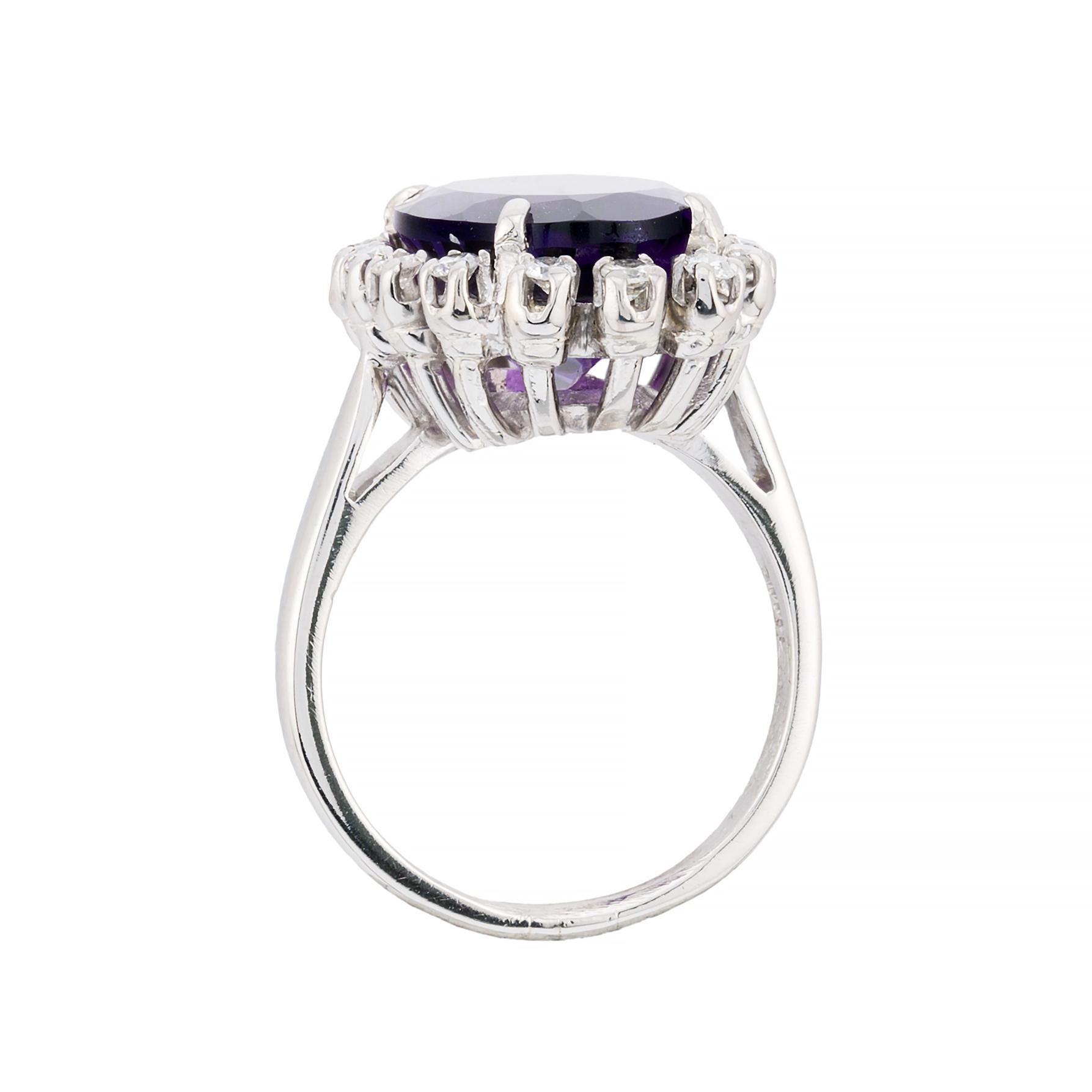 Regaler lila Amethyst- und Diamant-Halo-Ring aus Platin im Zustand „Hervorragend“ im Angebot in Boston, MA
