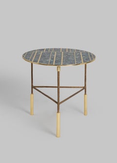 Mesa auxiliar Regal de latón y piedra semipreciosa, Viya de Vikram Goyal