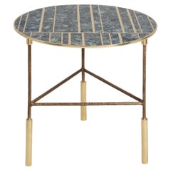 Mesa auxiliar Regal de latón y piedra semipreciosa, Viya de Vikram Goyal