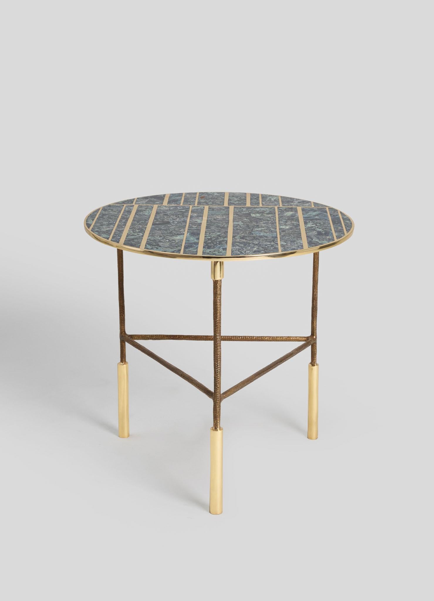 Indien Table d'appoint Regal en laiton et pierre semi-précieuse, Viya de Vikram Goyal en vente