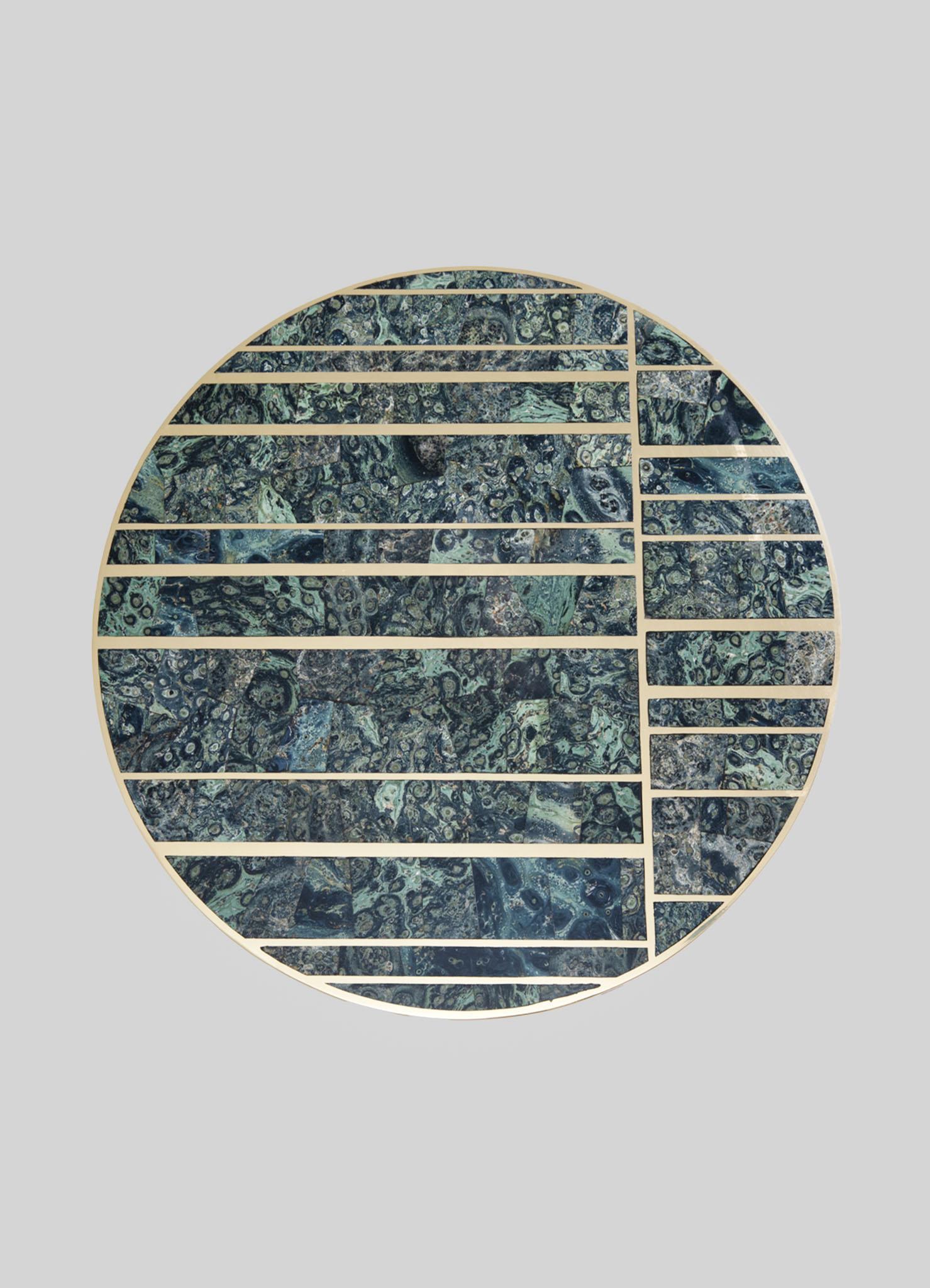 XXIe siècle et contemporain Table d'appoint Regal en laiton et pierre semi-précieuse, Viya de Vikram Goyal en vente