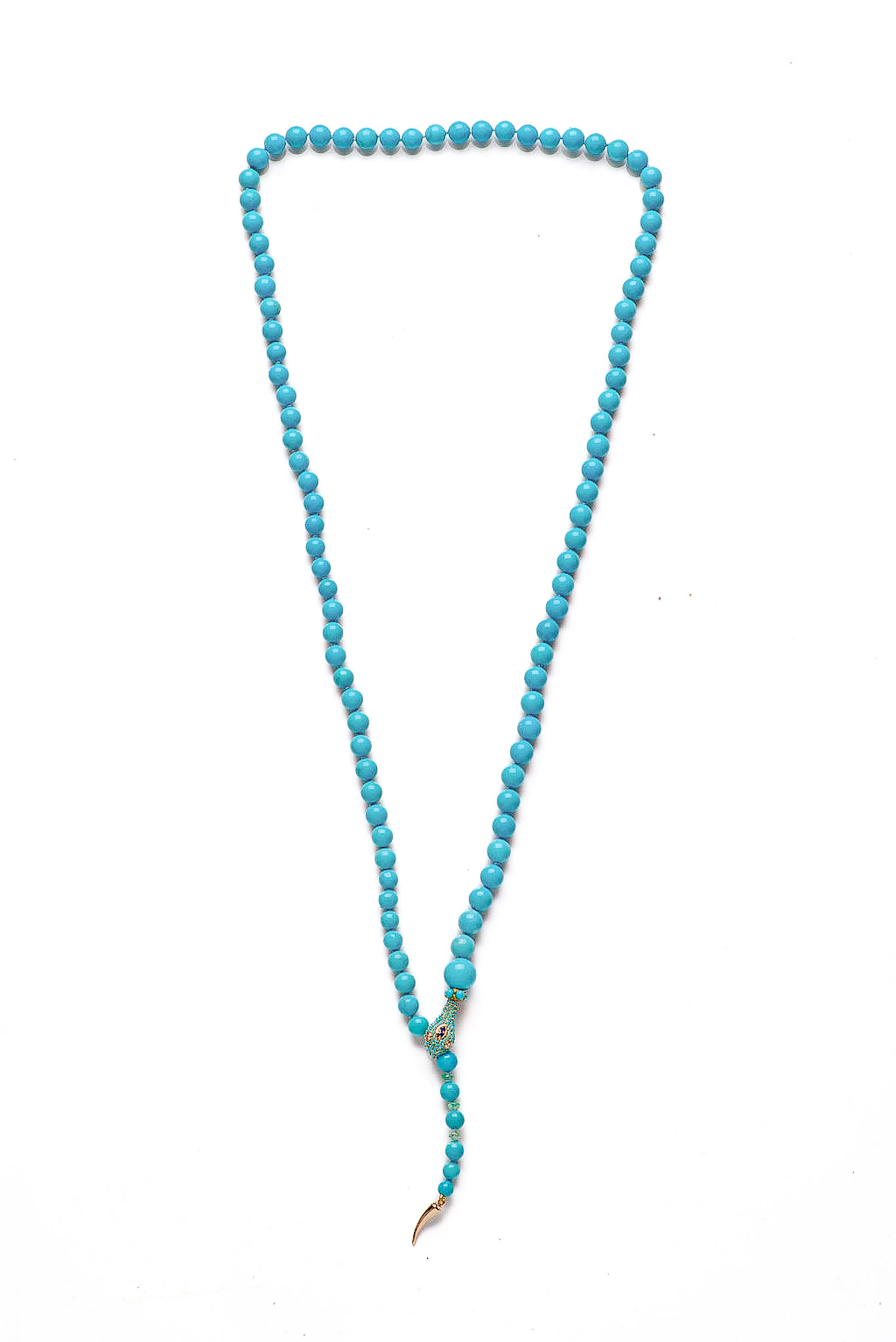 Ein königliches, riesiges, 29 Zoll langes, handgefertigtes Collier mit extrem seltenen und reinen, unbehandelten Dornröschen-Türkisen, natürlichen Diamanten, kolumbianischen Smaragden und echten Saphiren. Dieses Collier besteht aus feinen, echten