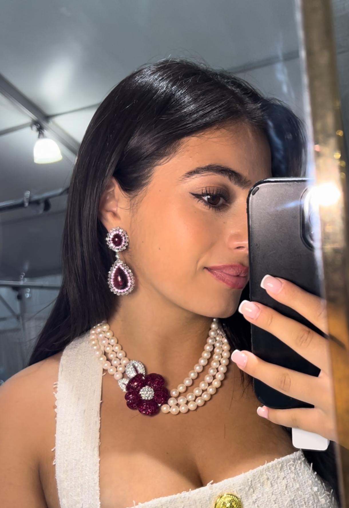 Symphonie éblouissante de pierres précieuses rares et de design intemporel, ces extraordinaires boucles d'oreilles pendantes en or blanc 18 carats sont une célébration de la couleur audacieuse, du romantisme classique et de l'artisanat impeccable.