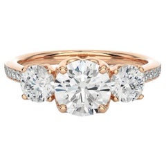 Regal Three Stone Moissanite Rose Gold Plated Engagement Ring for Mom in Silver (Bague de fiançailles pour maman en argent)