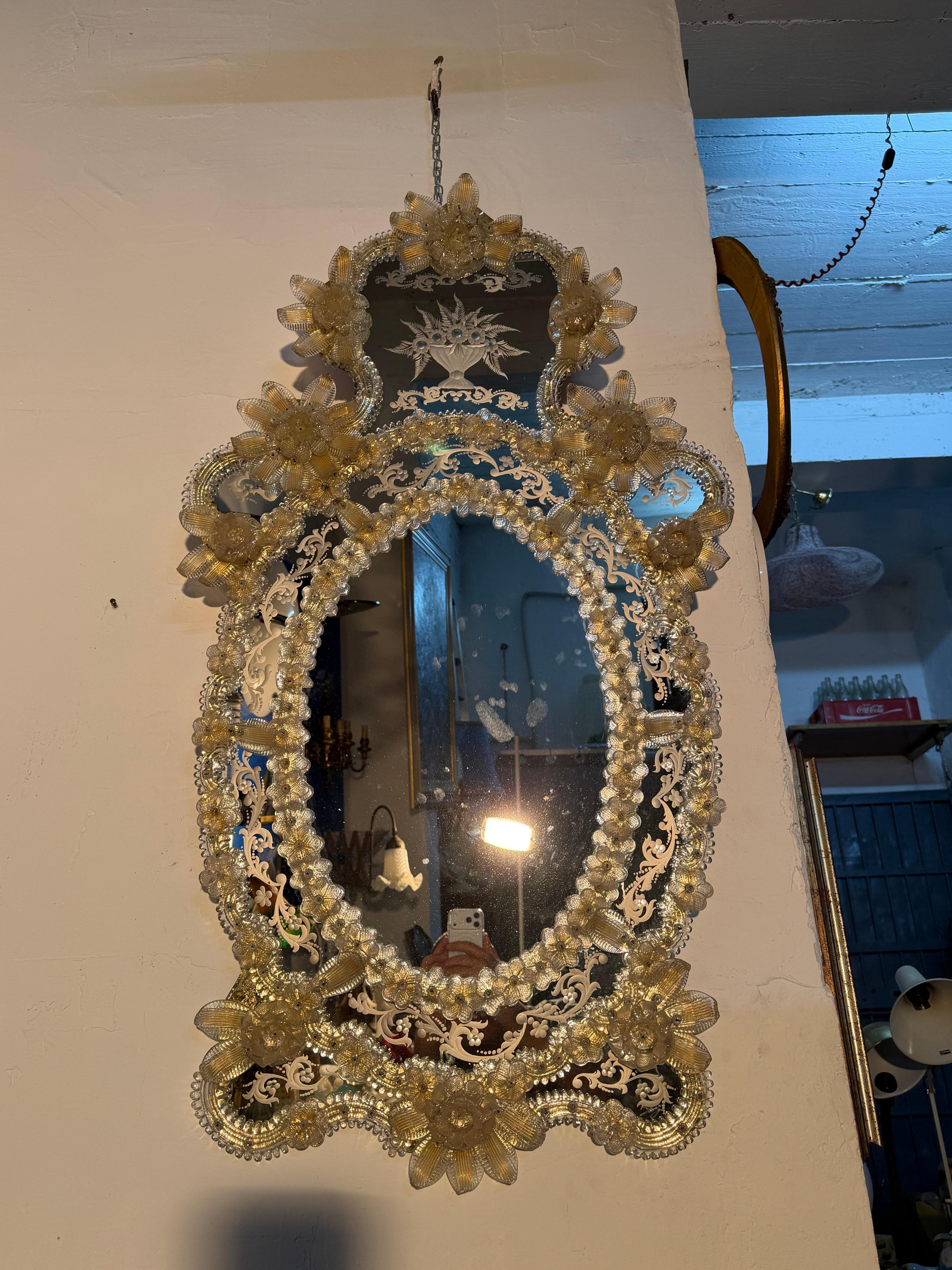 Miroir mural vénitien en verre de Murano attribué à Barovier&Toso, années 1940
Trouvé dans un appartement noble.
Intact et en bon état. Hauteur 120 cm, largeur 68 cm, profondeur 6 cm.

Nous garantissons un envoi rapide et assuré dans une caisse en