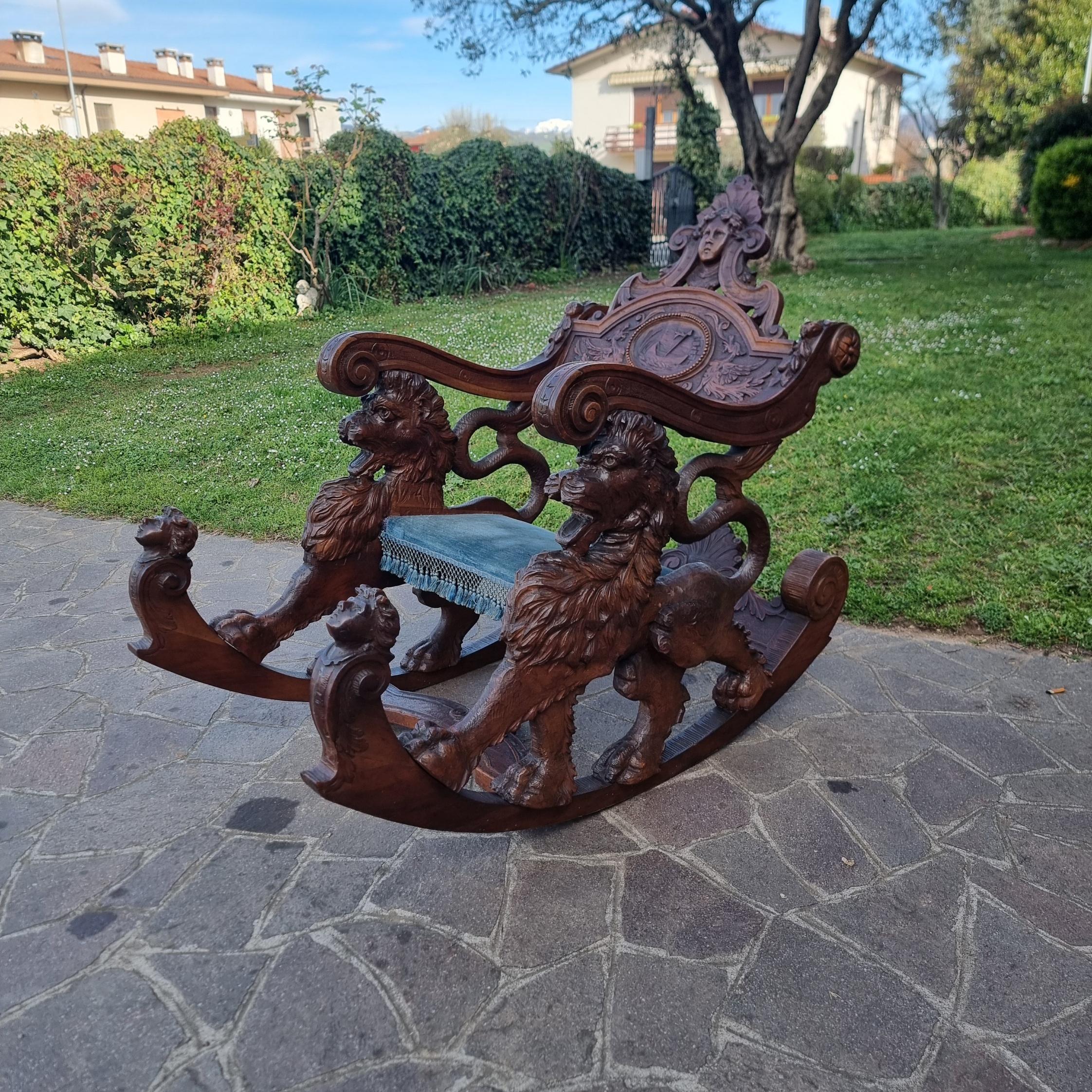Magnifique fauteuil à bascule vénitien du 19e siècle en noyer avec décorations et putti - Très rare !

Si vous êtes un amateur d'antiquités et que vous souhaitez une pièce unique pour votre maison, ce fauteuil à bascule en noyer vénitien du XIXe