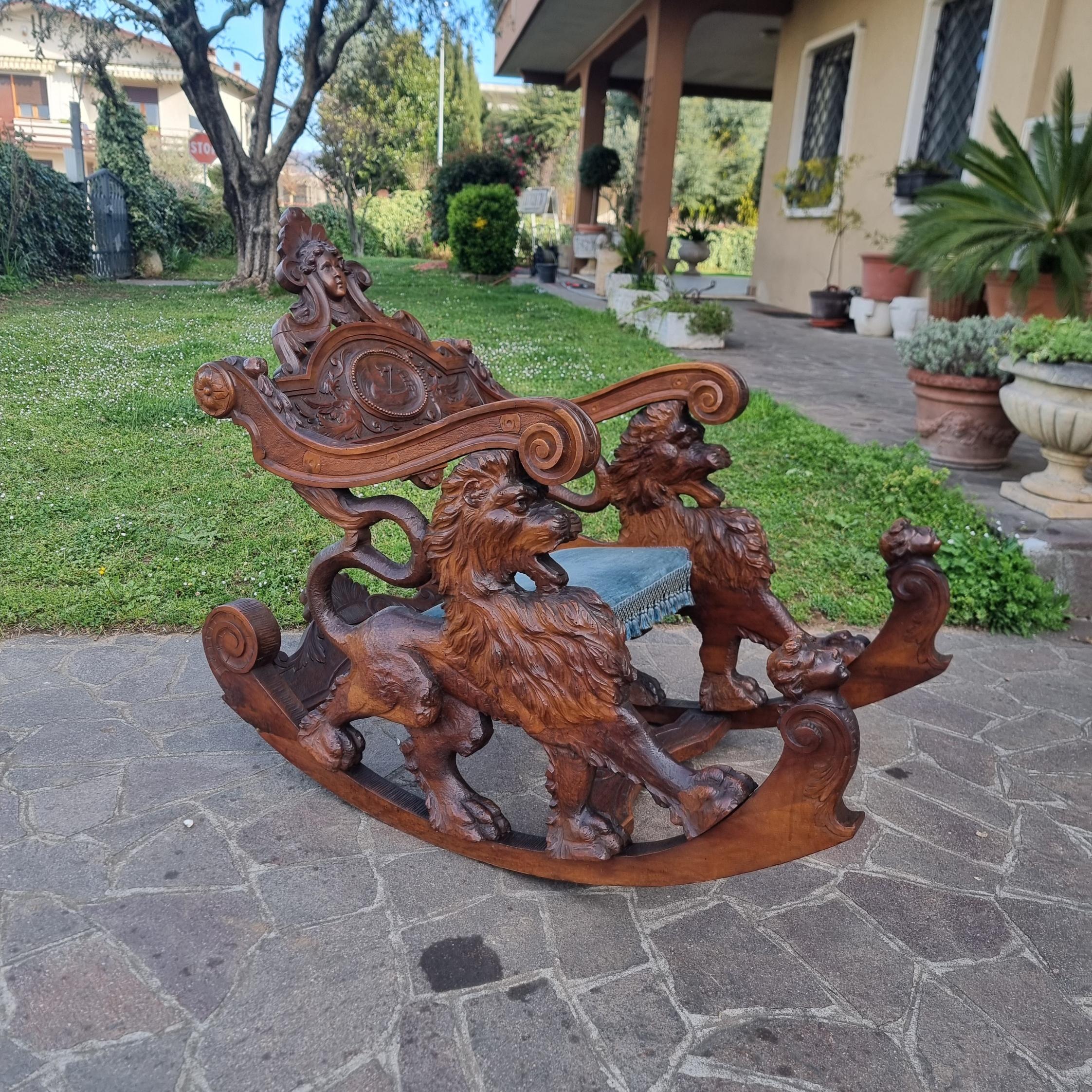 Renaissance Régal de la chaise à bascule vénitienne du 19ème siècle en noyer avec décorations et Putti - Très rare en vente