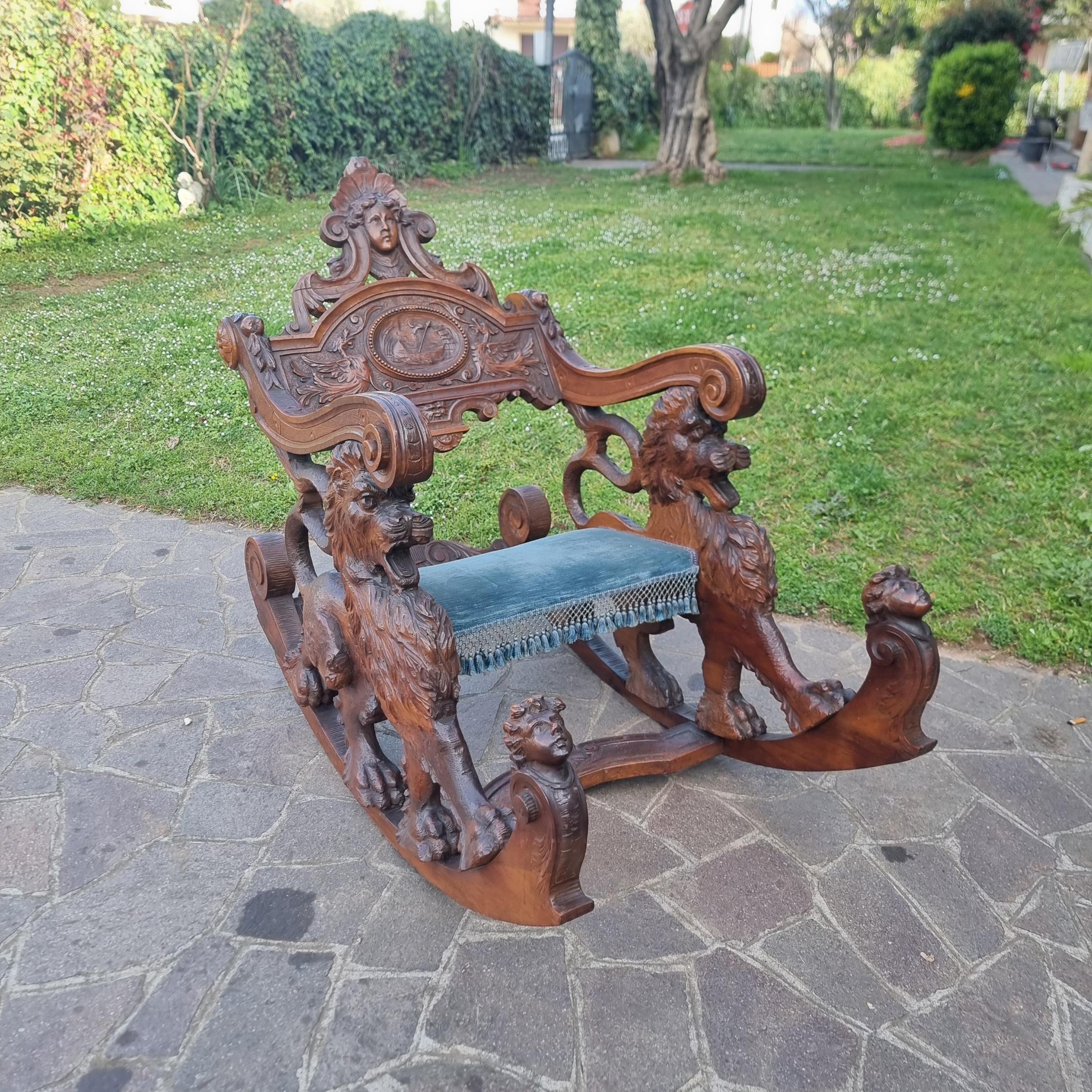 Italian Régal de la chaise à bascule vénitienne du 19ème siècle en noyer avec décorations et Putti - Très rare en vente