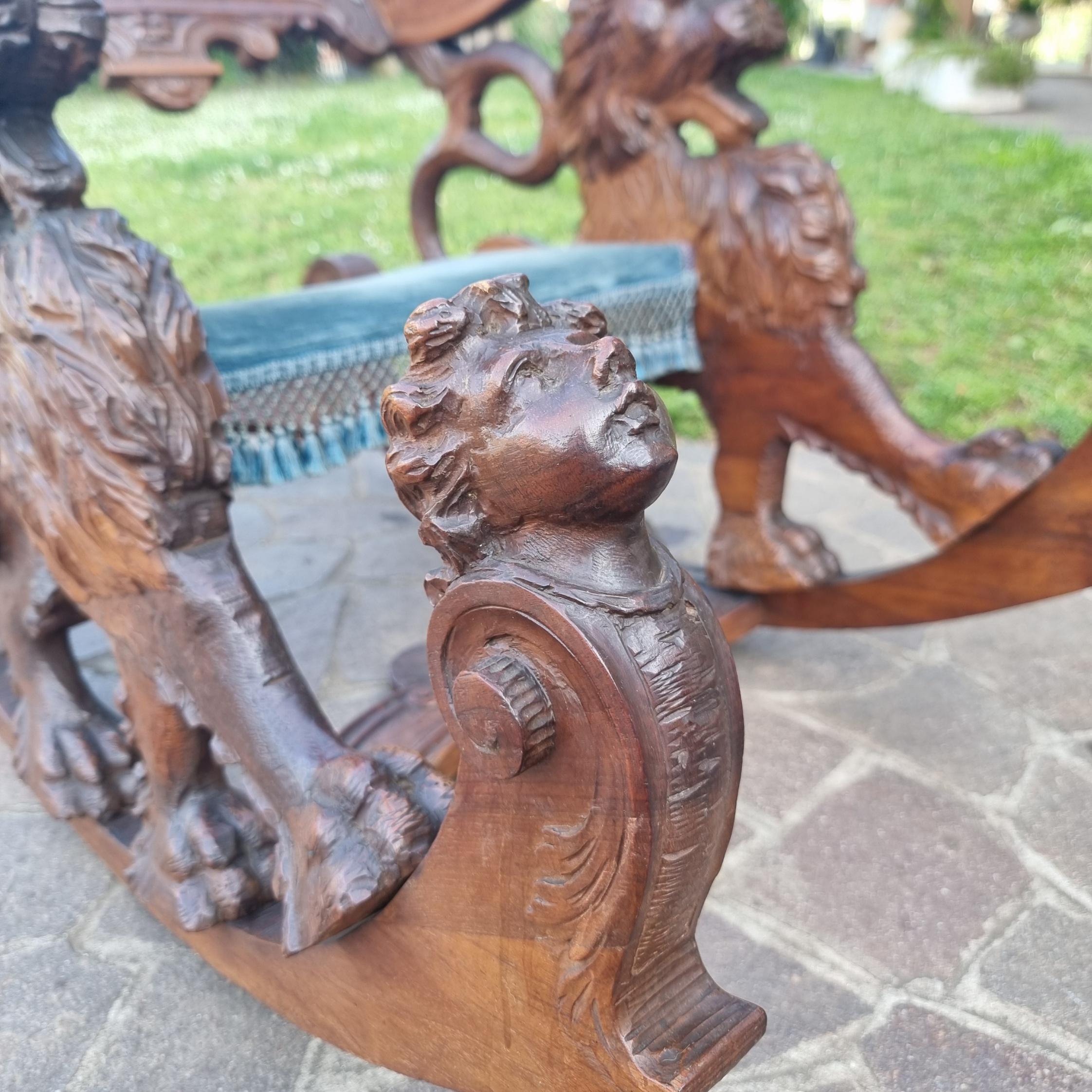 Régal de la chaise à bascule vénitienne du 19ème siècle en noyer avec décorations et Putti - Très rare Bon état - En vente à Villa Verucchio, Emilia-Romagna