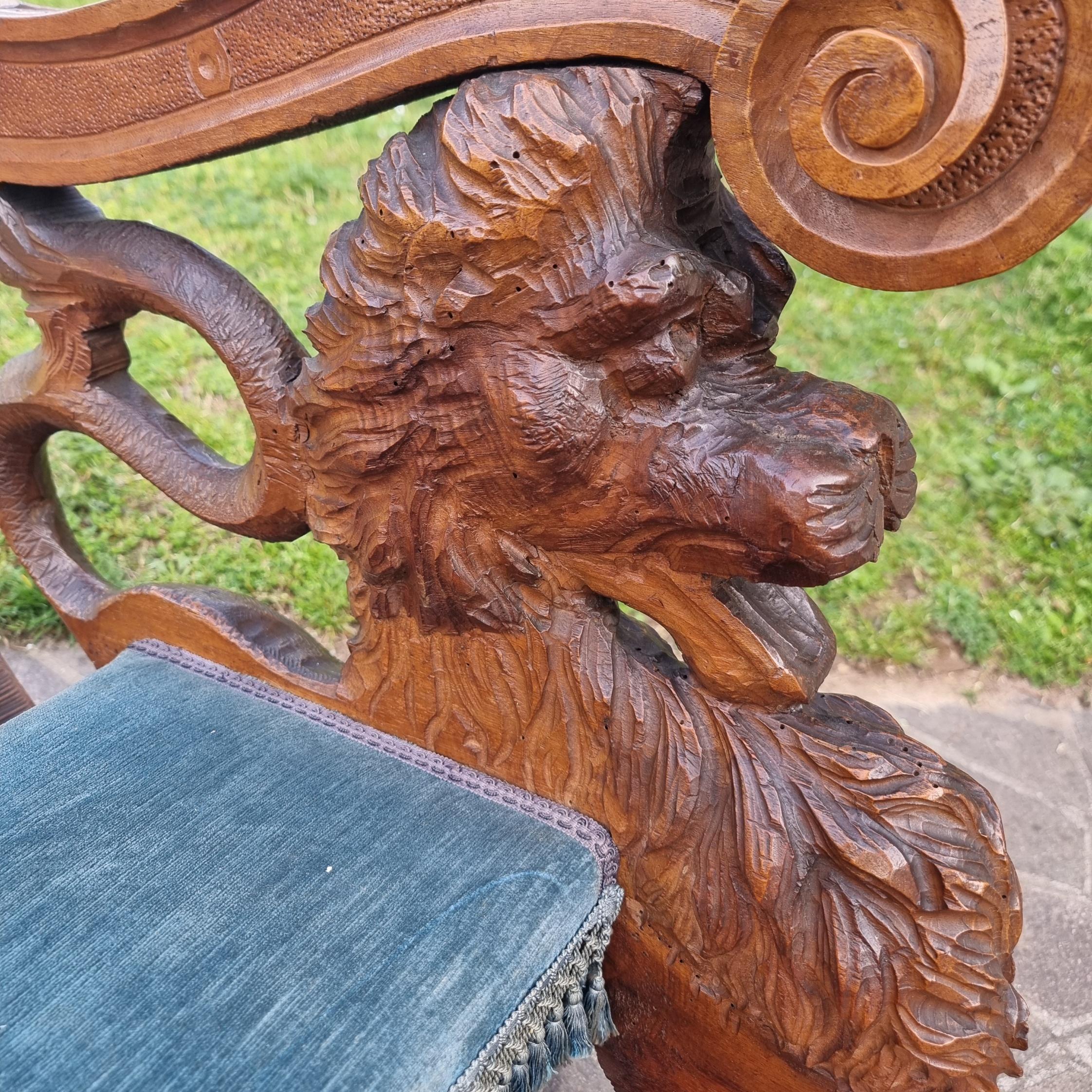 Régal de la chaise à bascule vénitienne du 19ème siècle en noyer avec décorations et Putti - Très rare en vente 2