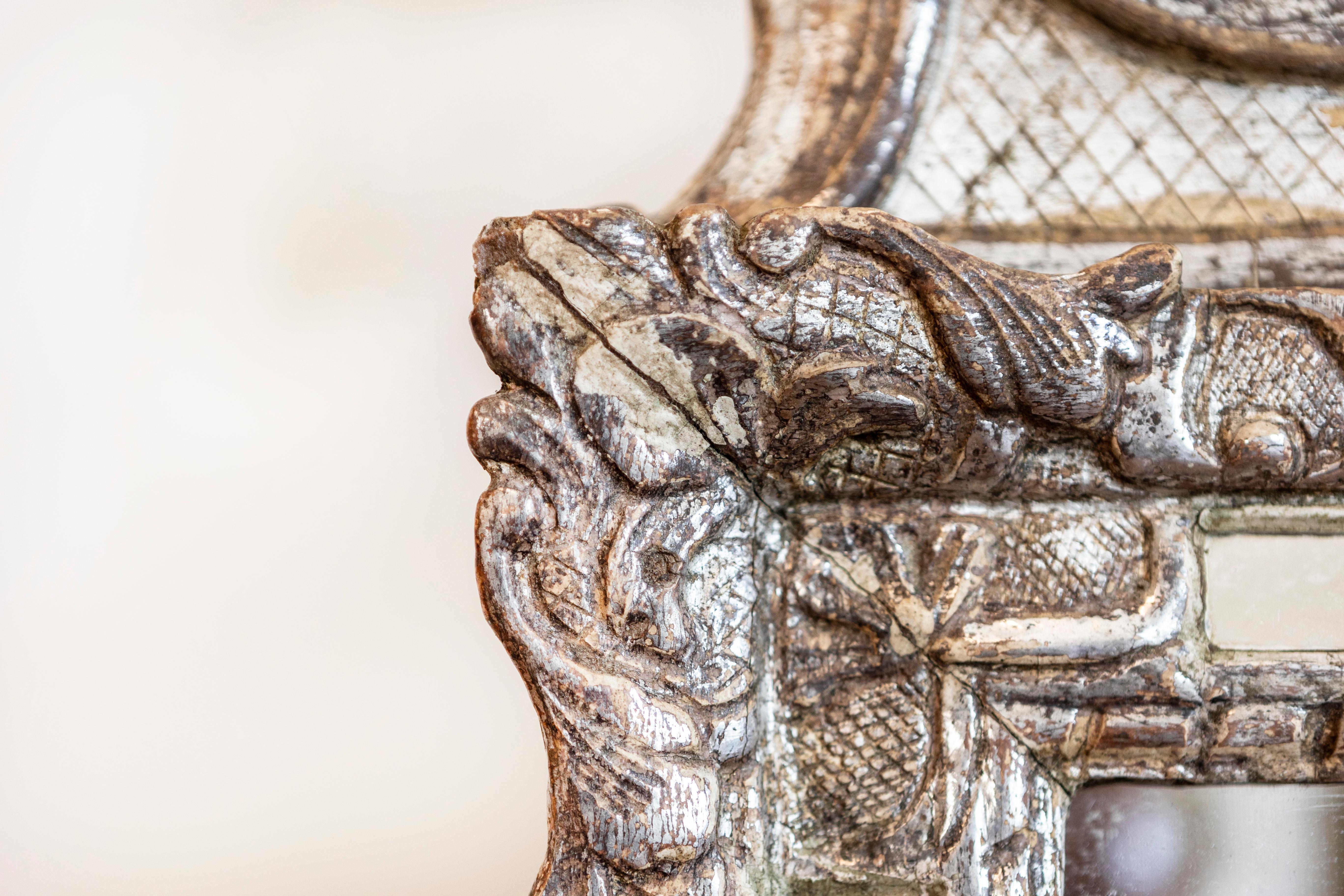 Régence 18. Jahrhundert Französisch Silber Paket vergoldet Spiegel mit floralen geschnitzt Wappen im Angebot 3