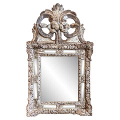 Régence Miroir du XVIIIe siècle français en argent parcellaire doré avec écusson floral sculpté