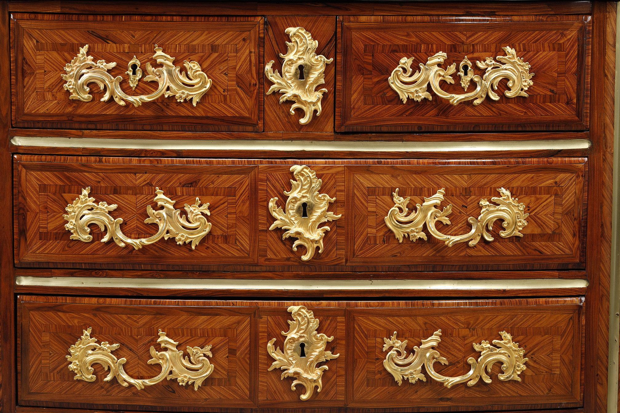 Early 18th Century Regence chest of drawers stamped P M , attributed to Pierre Moulin For Sale