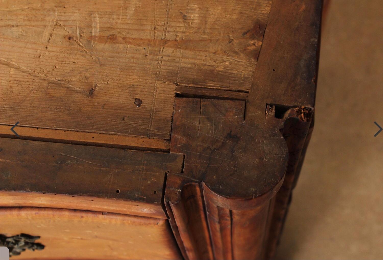 Regence to Louis XV Transitional Provincial Commode, Circa 1720 For Sale 4
