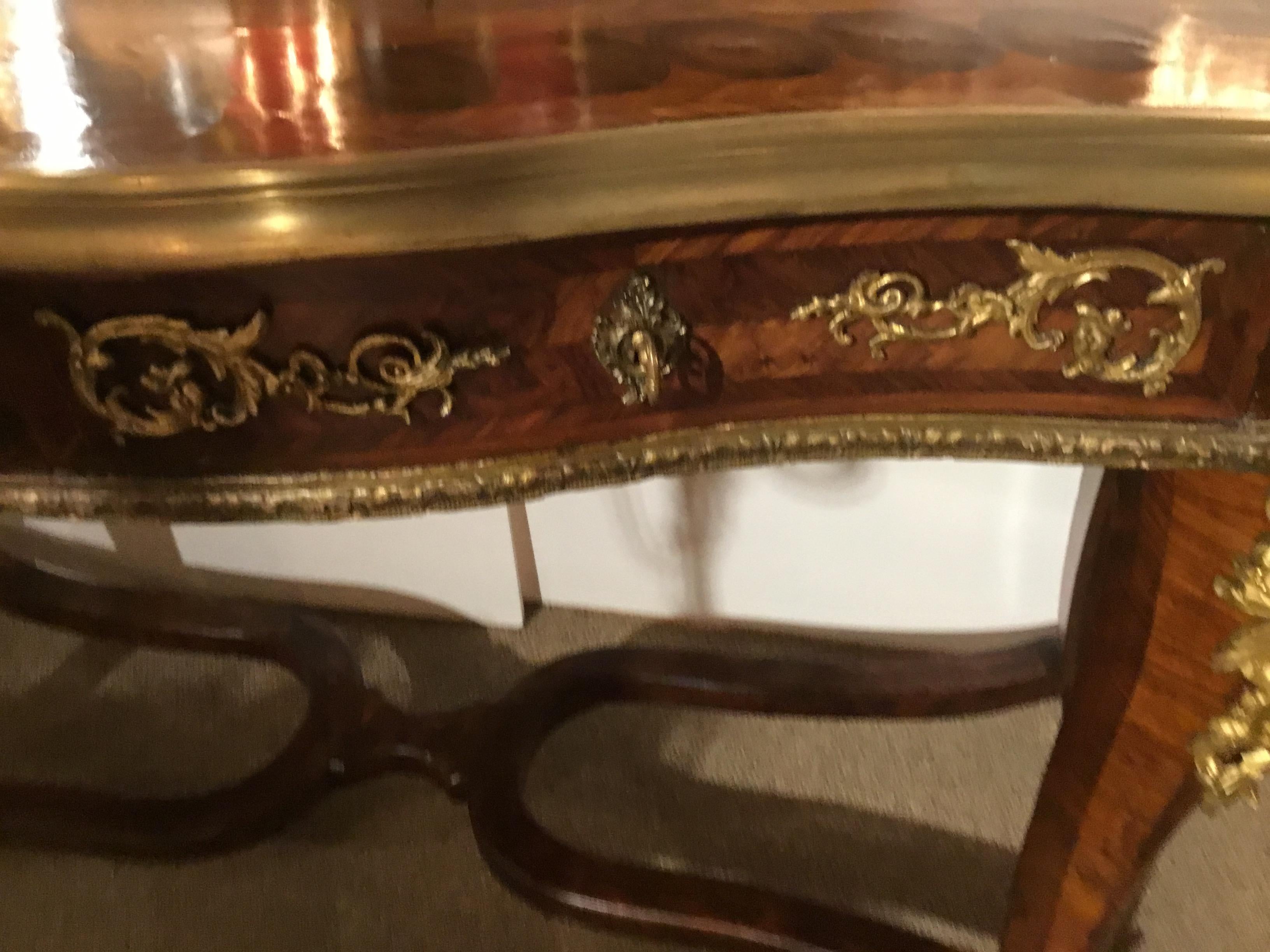 Table console Régence en bois de feuillus marqueté et monté sur bronze doré, 18ème siècle en vente 3