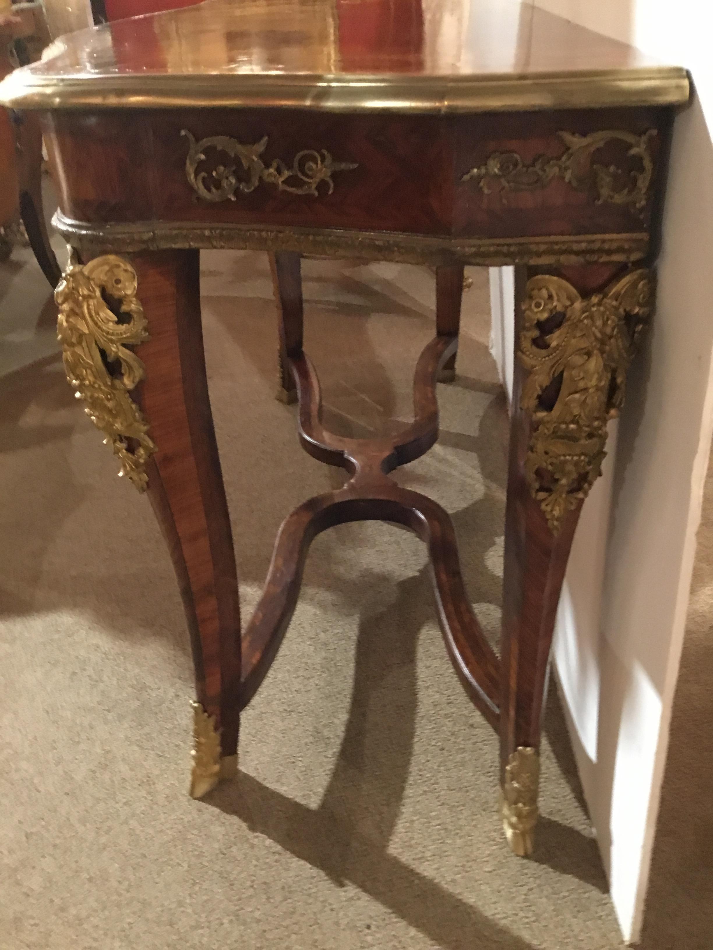 Regency Table console Régence en bois de feuillus marqueté et monté sur bronze doré, 18ème siècle en vente