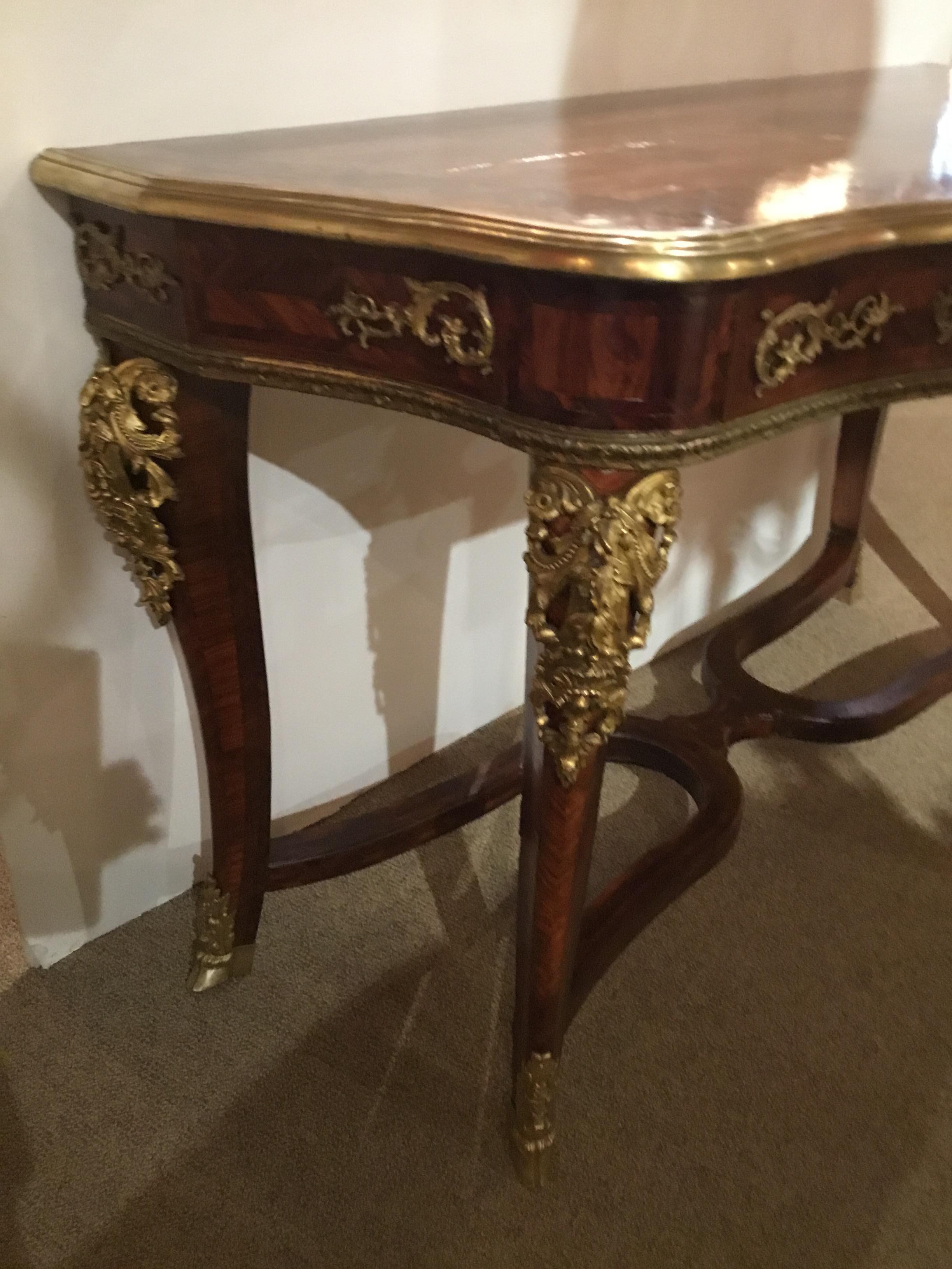 Français Table console Régence en bois de feuillus marqueté et monté sur bronze doré, 18ème siècle en vente