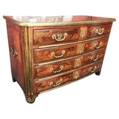 Commode Régence en bois de violette du début du XVIIIe siècle avec montures dorées