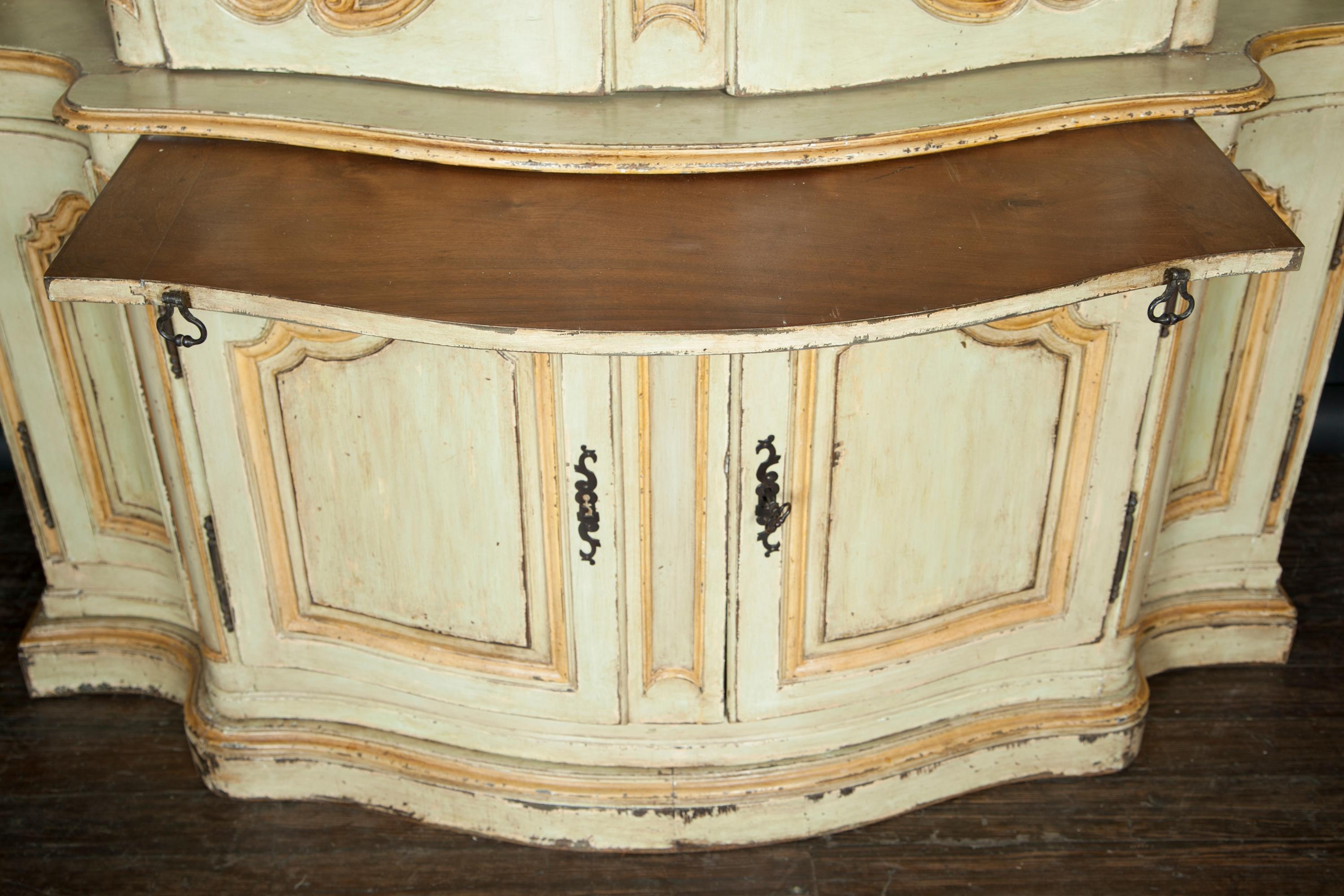 Buffet dipinto Regence à Deux Corps, inizio XVIII secolo In condizioni buone in vendita a New Orleans, LA