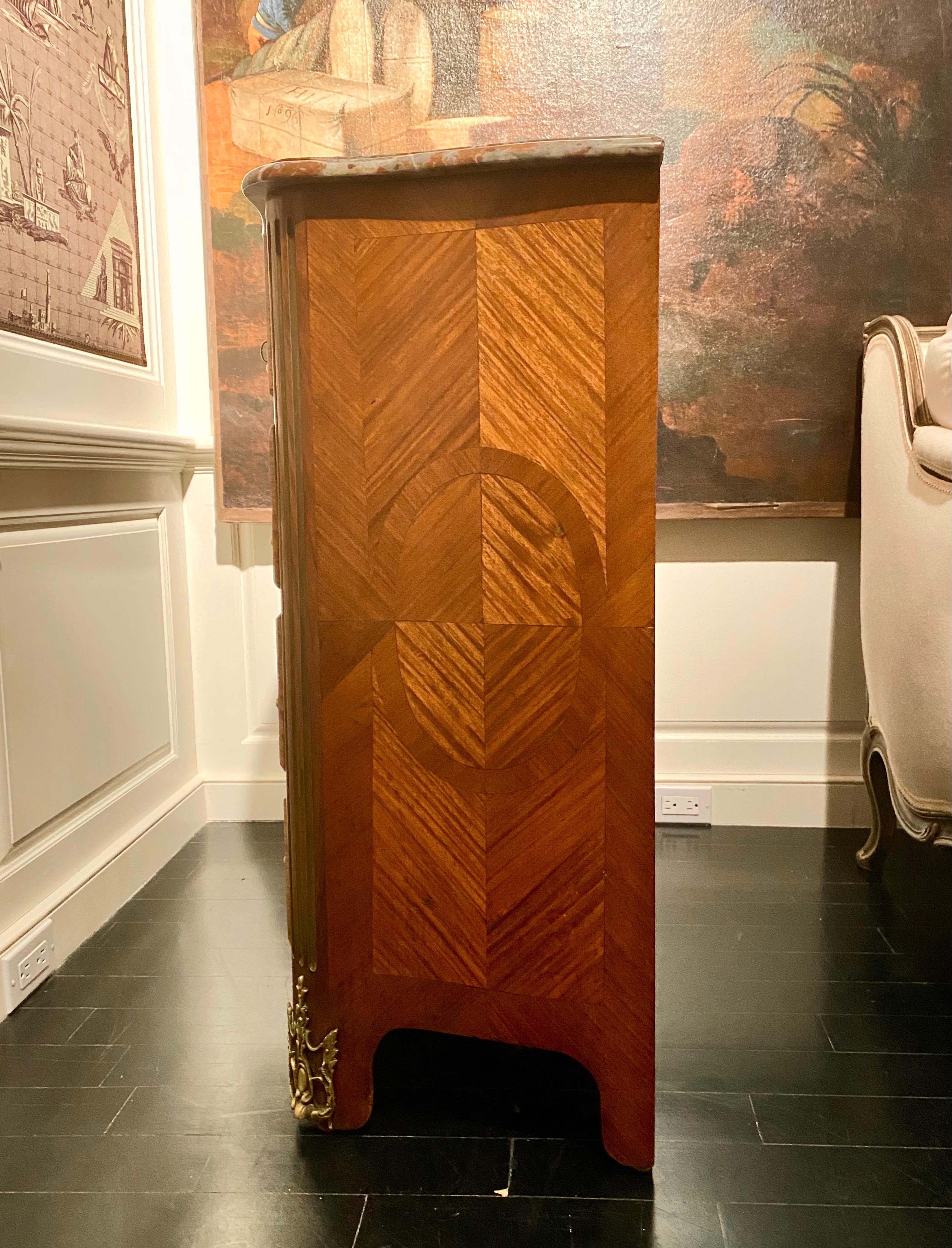 Commode francese Regence Parquetry, piano in marmo, XIX secolo In condizioni buone in vendita a Montreal, Quebec
