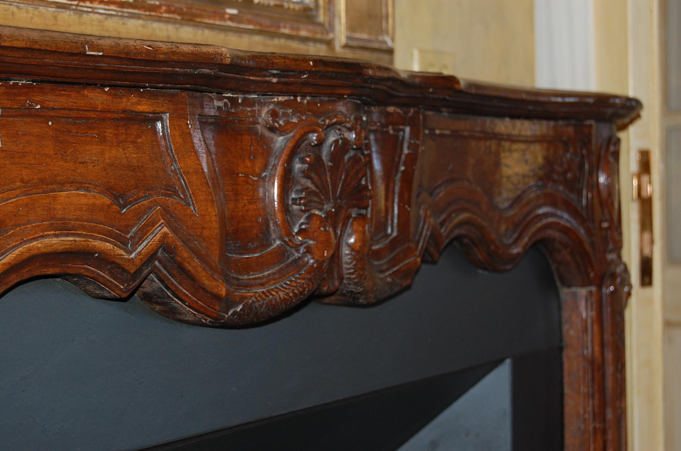 Régence Period Carved Walnut Serpentine Fireplace Mantel, circa 1715 In Good Condition For Sale In Pittsburgh, PA