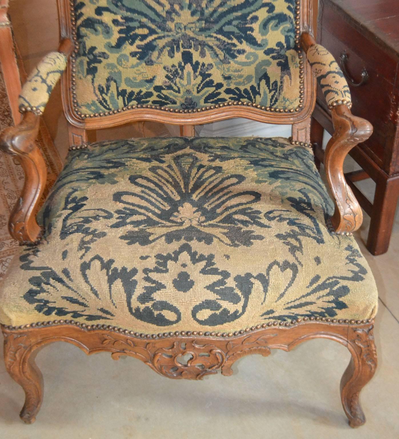Regence period walnut armchair (very rare model), circa 1720.