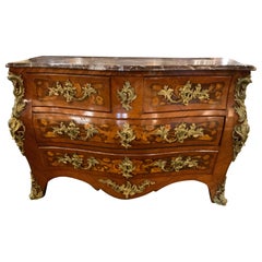 Commode 'Bombe' de style Régence, 19ème siècle, avec dessus en marbre, marqueterie florale