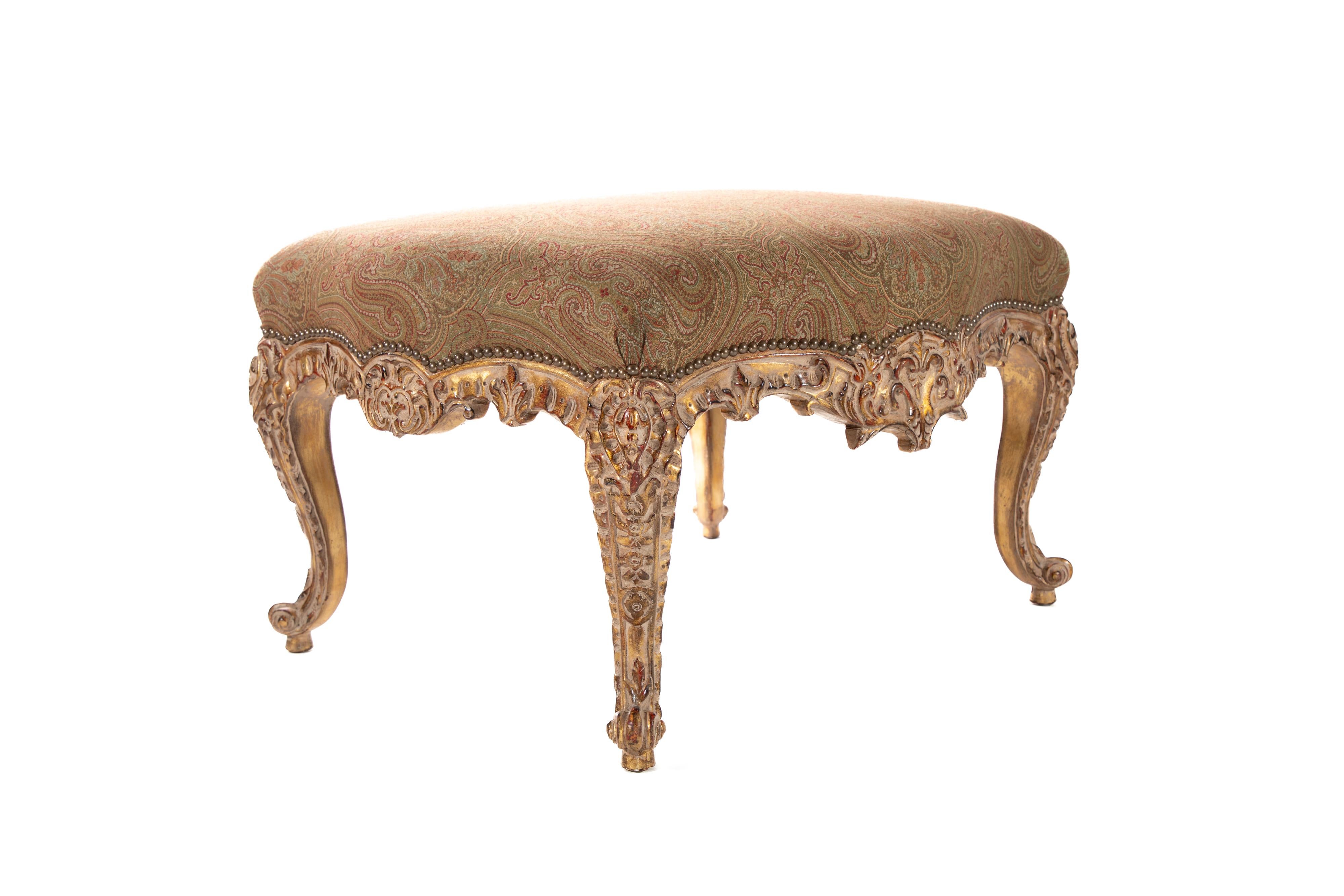 XX secolo Ottomana in legno intagliato e imbottita in stile Regence in vendita