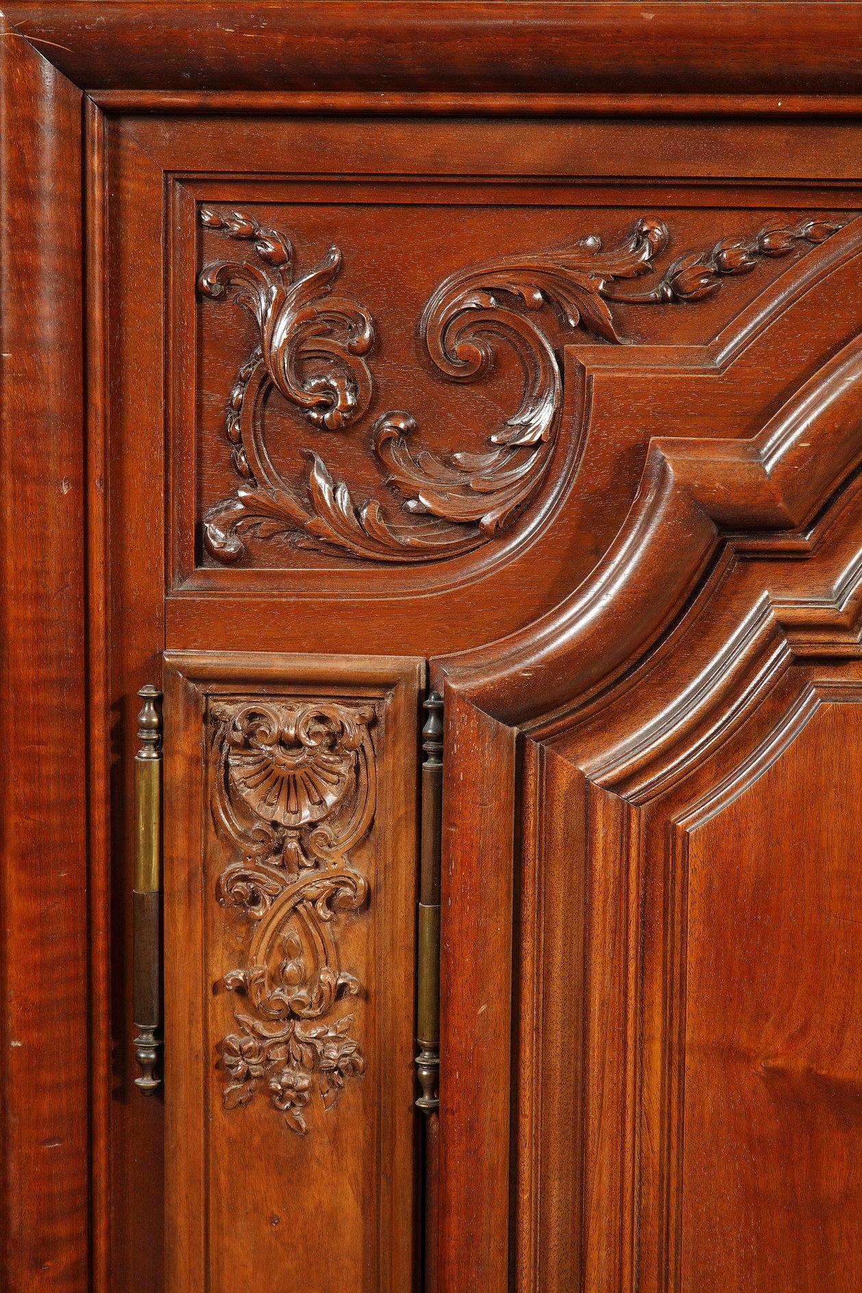 Regence Style Wooden Display-Cabinet by C. Potheau, France, circa 1895 In Good Condition For Sale In PARIS, FR