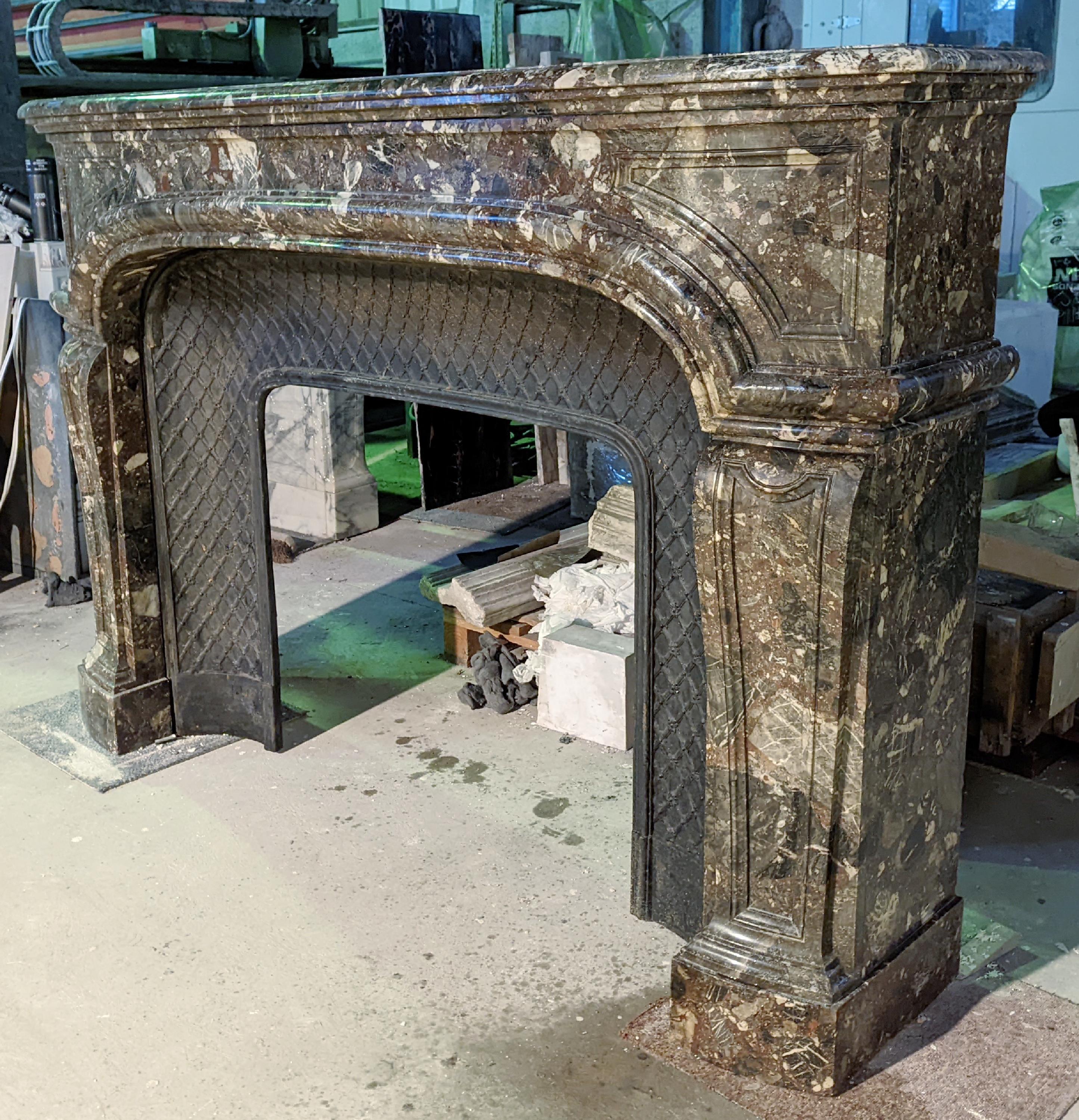 Regence Style Fireplace in Breccia Nouvelle Marble In Good Condition For Sale In SAINT-OUEN-SUR-SEINE, FR