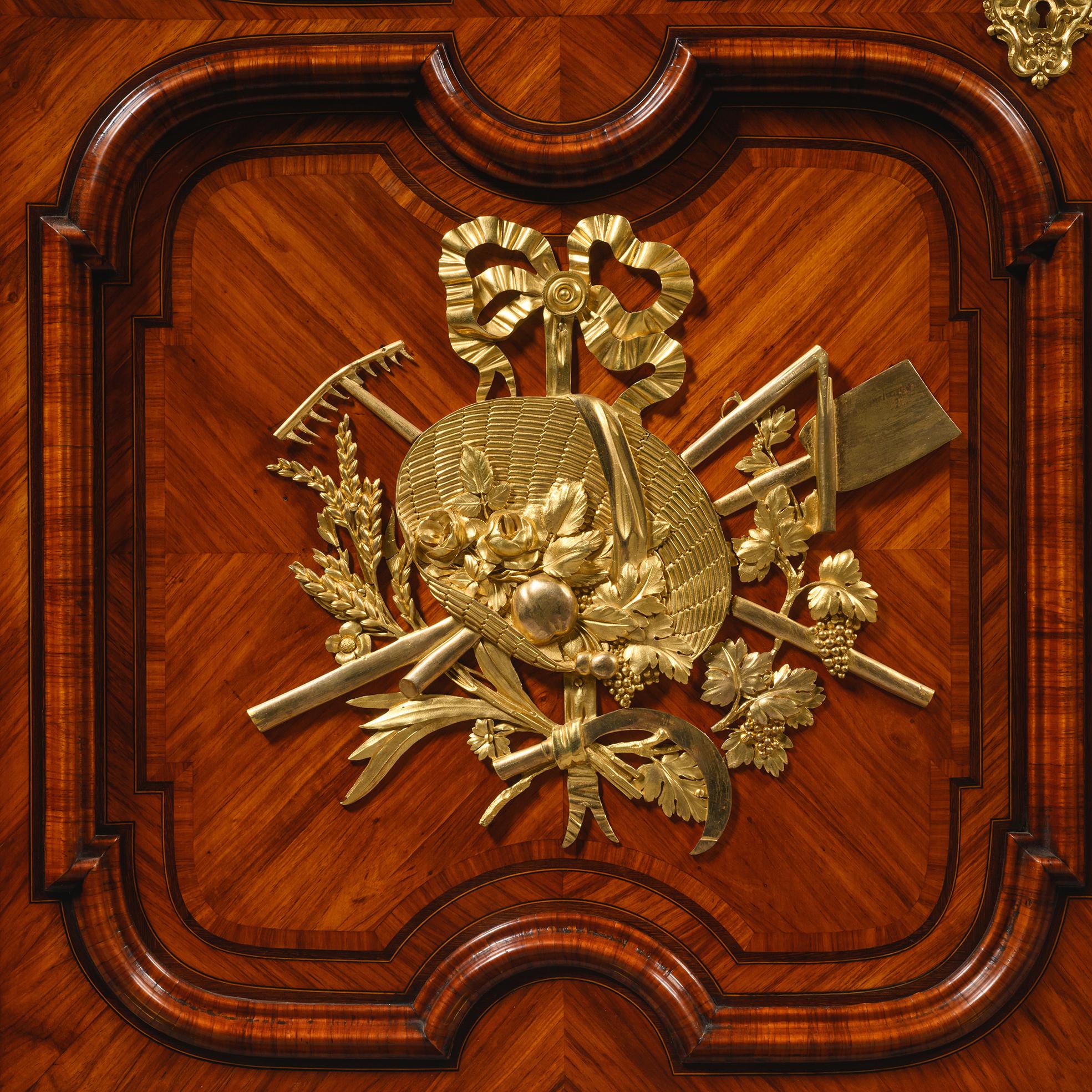 Bronze doré Bibliothèque en marqueterie montée sur vermeil de style Régence par la Maison Beurdeley, Paris en vente