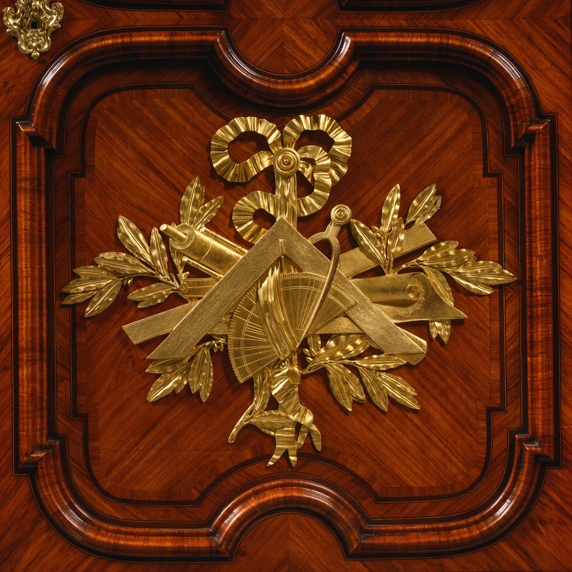 Bibliothèque en marqueterie montée sur vermeil de style Régence par la Maison Beurdeley, Paris en vente 1