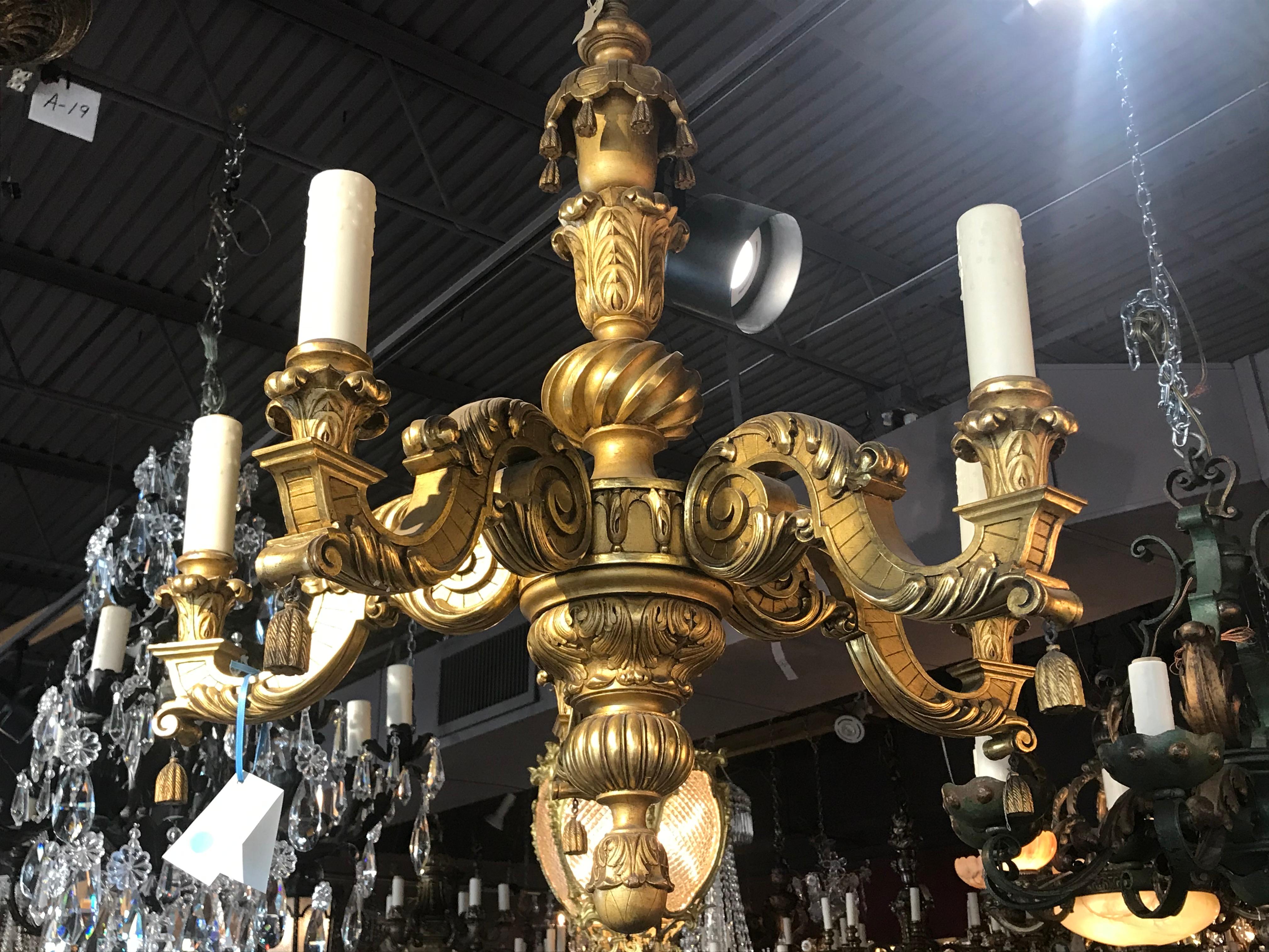 Un raffinato lampadario in legno dorato in stile Regence - doratura ad acqua originale.
Francia, circa 1910.
Dimensioni: Altezza 38