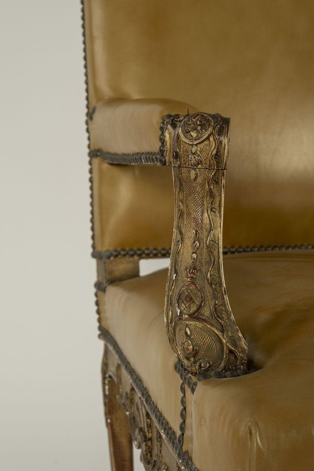 Vergoldeter Sessel im Regence-Stil, gepolstert mit Leder, verziert mit Nagelkopfverzierungen. Großer französischer Sessel aus dem 19. Jahrhundert, handgeschnitzt im Regence-Stil. Aufwändige Schnitzerei. Schöne ursprüngliche vergoldete Oberfläche.