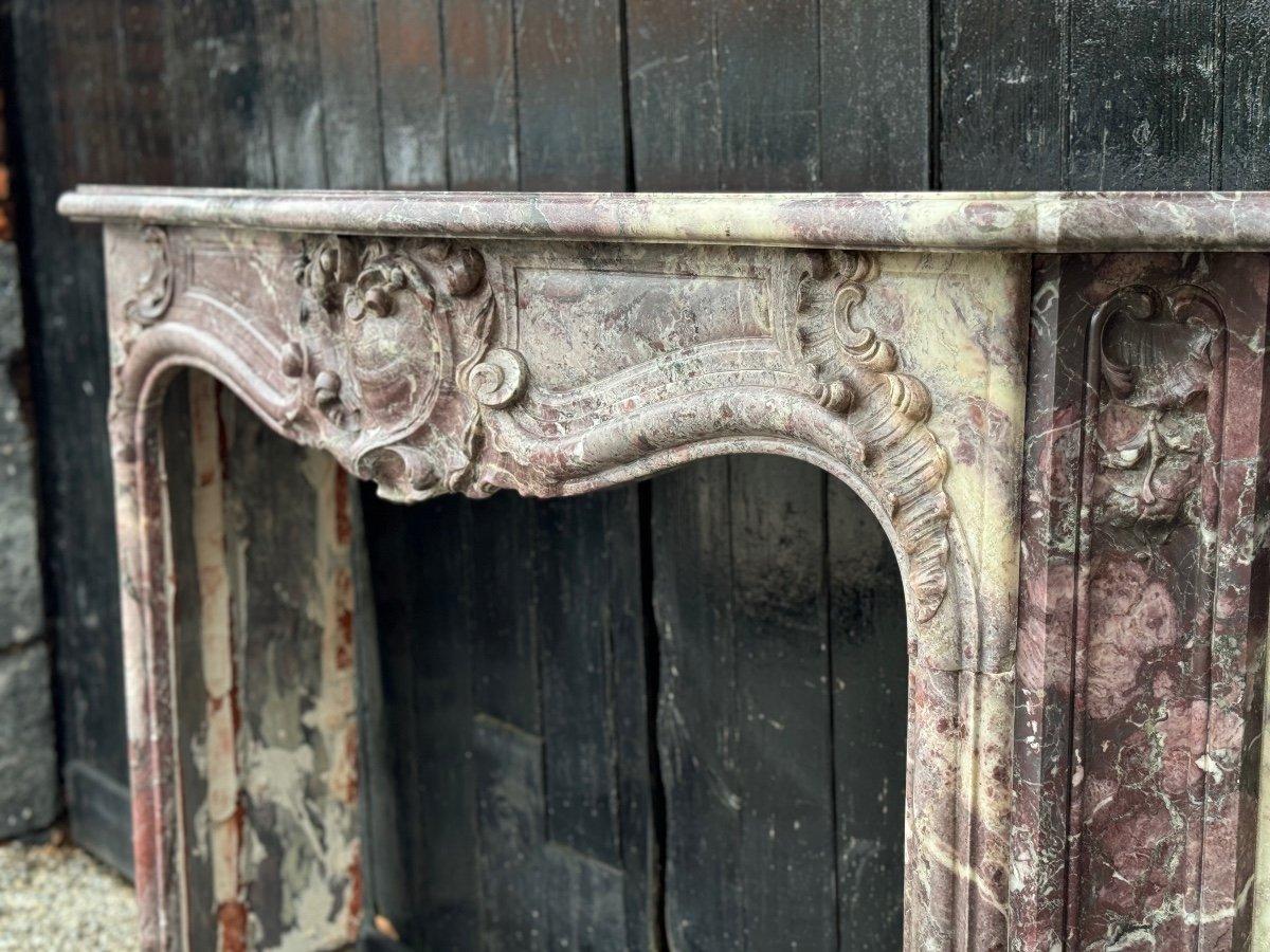 Kaminsims aus Marmor im Regence-Stil in Pfirsichblütenblattform, 18. Jahrhundert (Louis XIV.) im Angebot