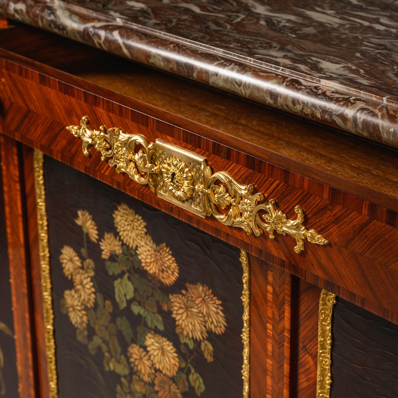 Beistellschrank im Régence-Stil mit Lacktafeln, Paul Sormani zugeschrieben, um 1890 (Französisch) im Angebot