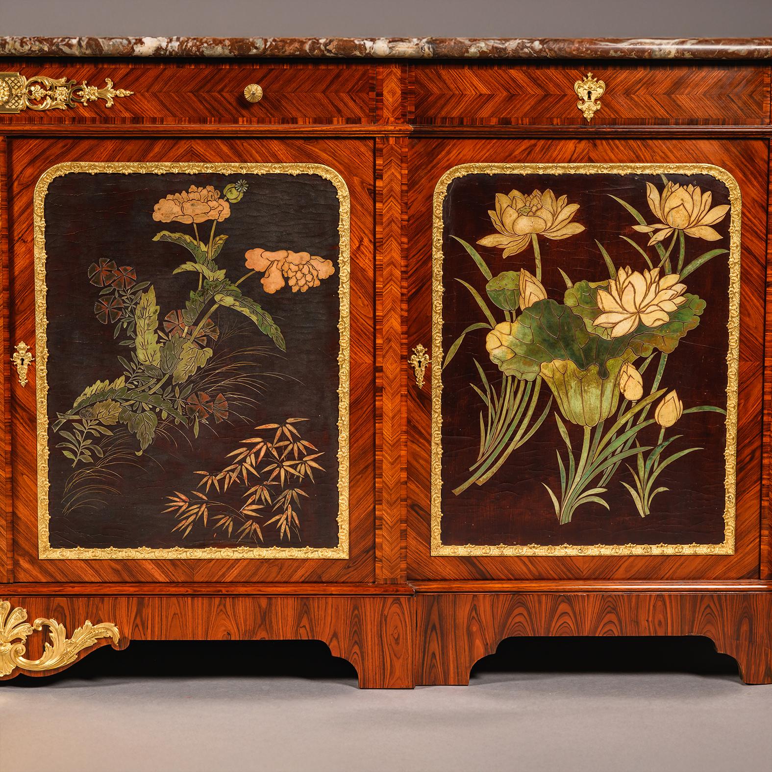 Beistellschrank im Régence-Stil mit Lacktafeln, Paul Sormani zugeschrieben, um 1890 (19. Jahrhundert) im Angebot