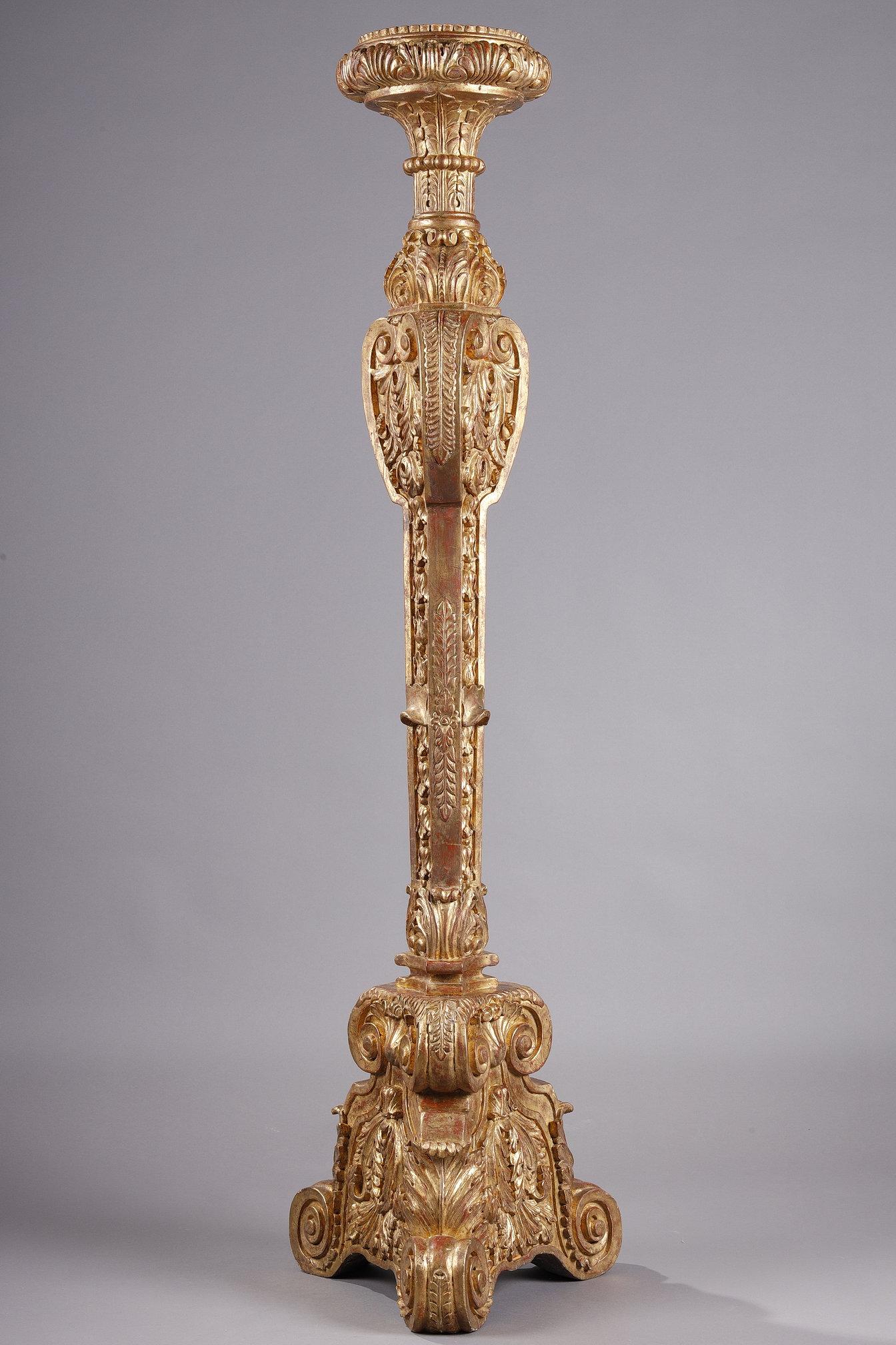 Stand or torchiere holder in gilded wood, molded and carved with shells, scrolls and acanthus leaves on a tripod base. Regency style. It can hold a torchiere or a vase.

What is a torchiere?
The word torchere is first mentioned, according to