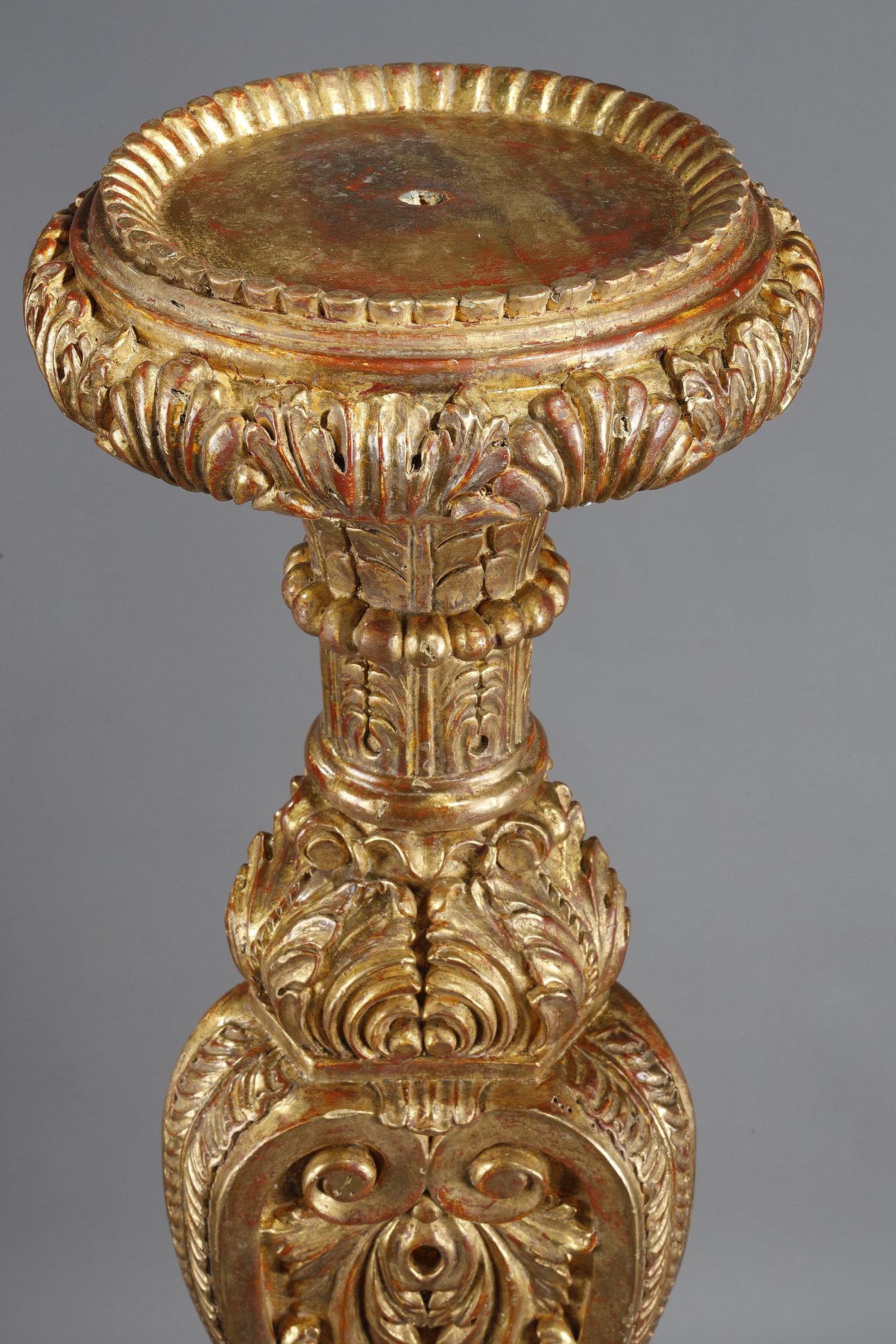 Dreibeiniger Stand aus Goldholz im Stil von Regence (Spätes 19. Jahrhundert) im Angebot