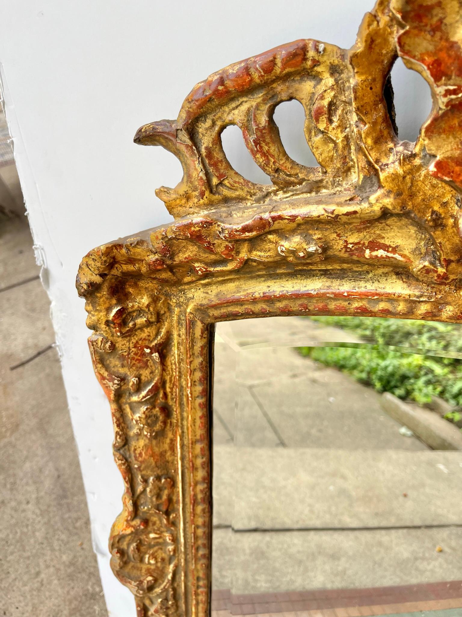 Miroir de style Régence à style transitionnel Louis XV en bois doré avec arc en forme de nœud en vente 4