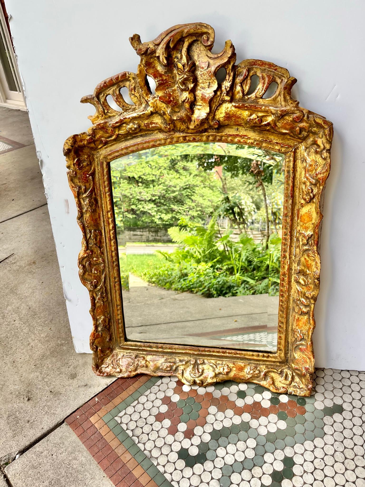 Miroir de style Régence à style transitionnel Louis XV en bois doré avec arc en forme de nœud en vente 5