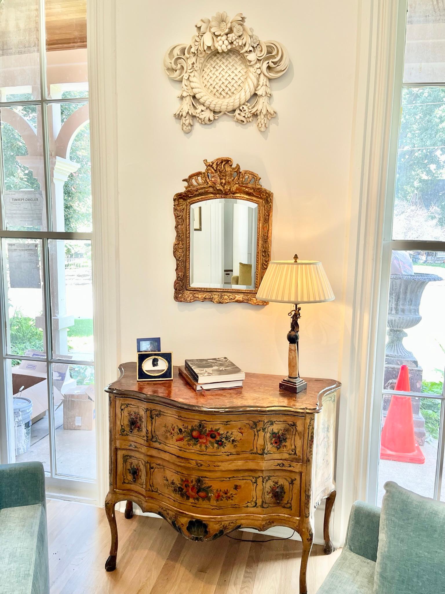 Miroir de style Régence à style transitionnel Louis XV en bois doré avec arc en forme de nœud en vente 6