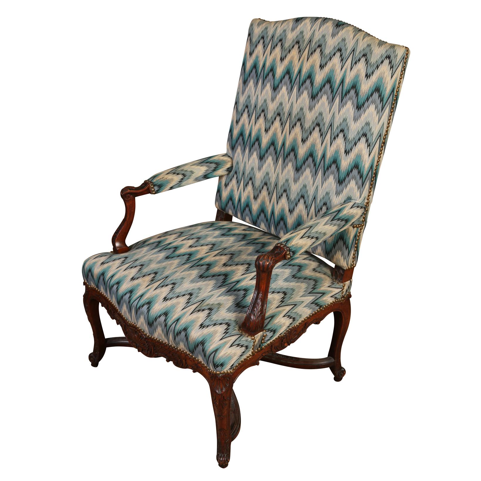 XX secolo Regence Walnut Bergere in tessuto blu Stitch by Stitch in vendita