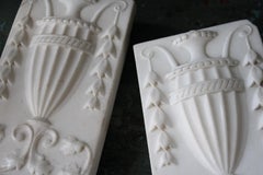 Coppia di placche classiche in marmo con urna, in stile Regency Adam, con tavolette per il camino