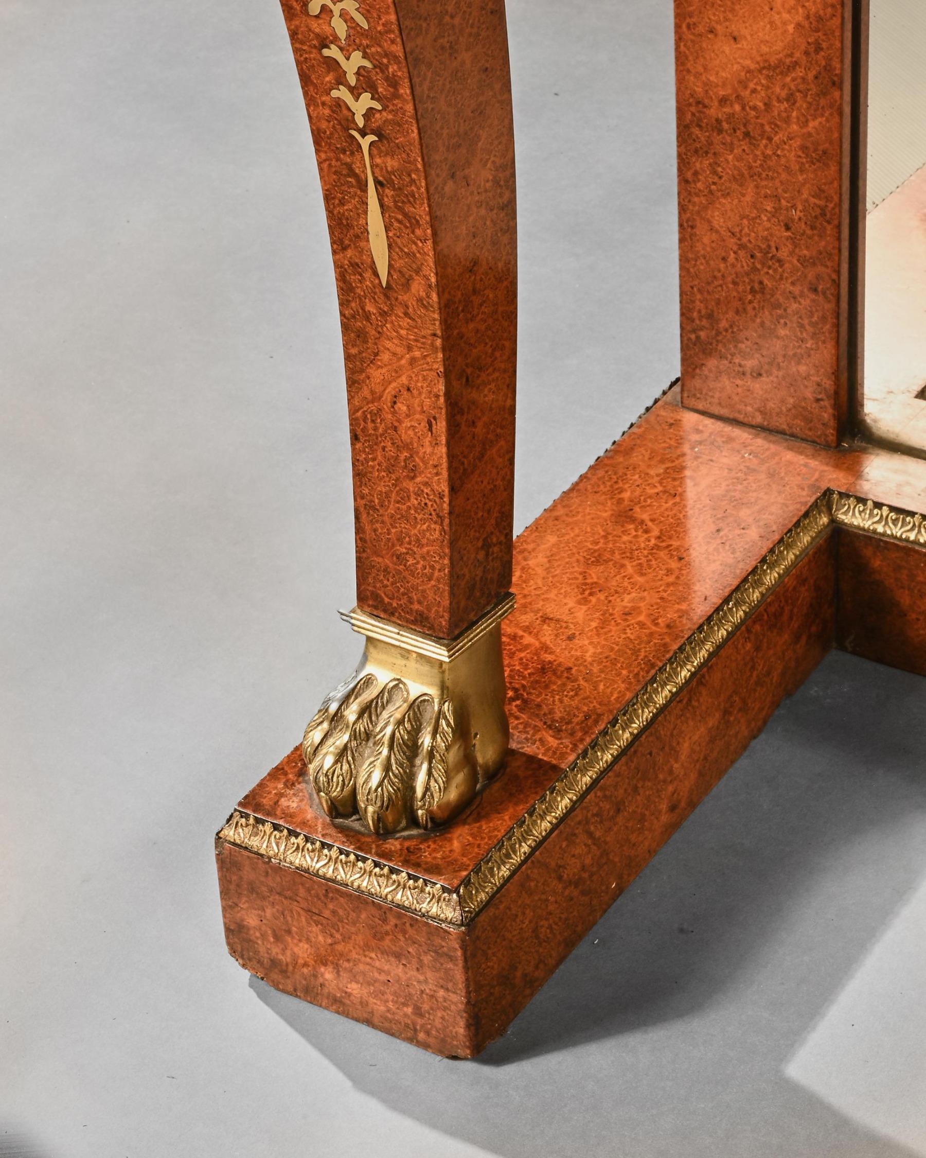 Très élégante et rare table de pilier de style Régence en amboine et laiton incrusté de bronze doré. Provenance : Partie de la collection Sir William Whitfield. 



Période Régence anglaise, vers 1815.



Le dos surélevé avec étagère