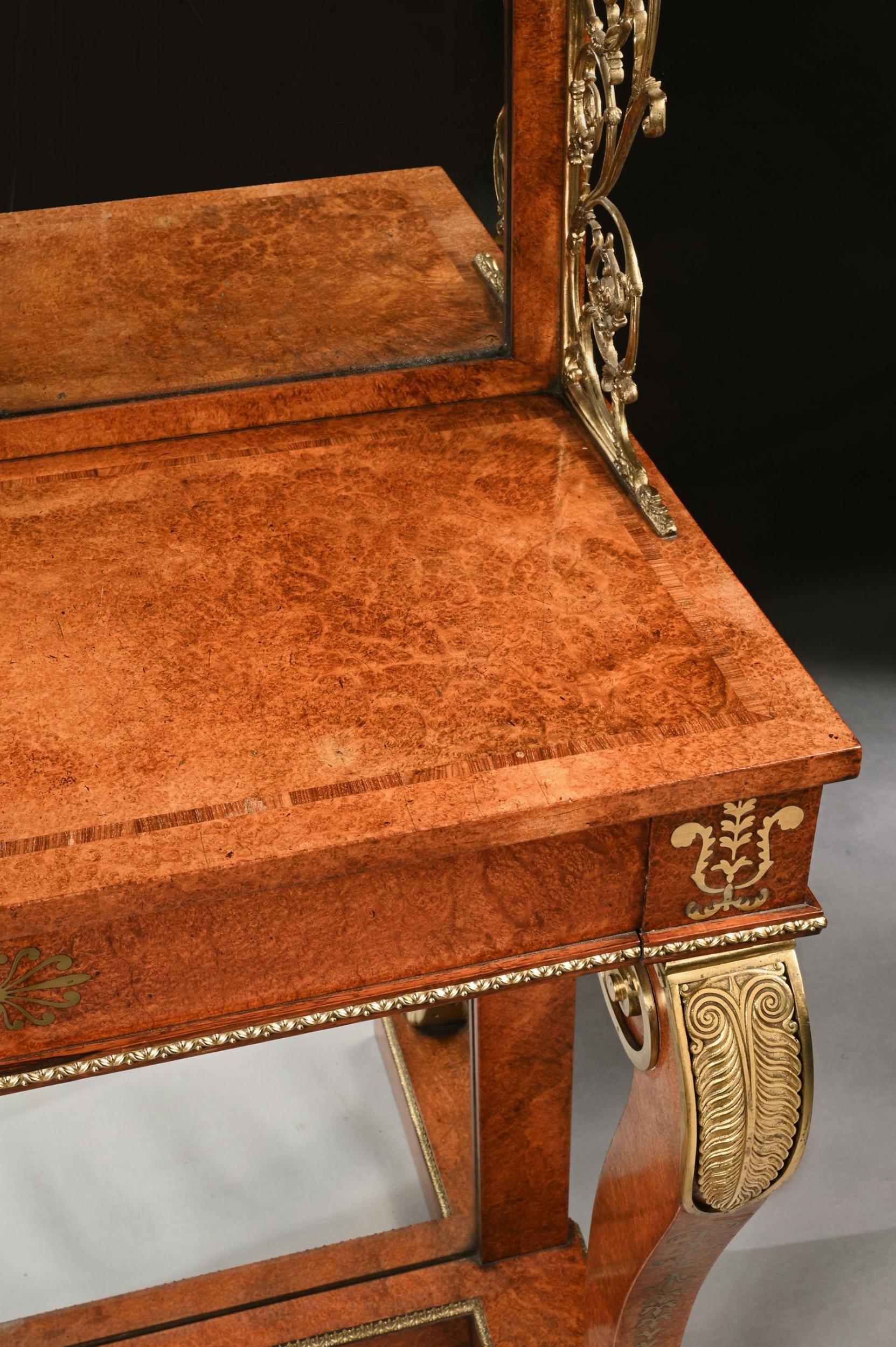 Regency Table de pilier de style Régence en amboyna et laiton incrusté de bronze doré montée en vente