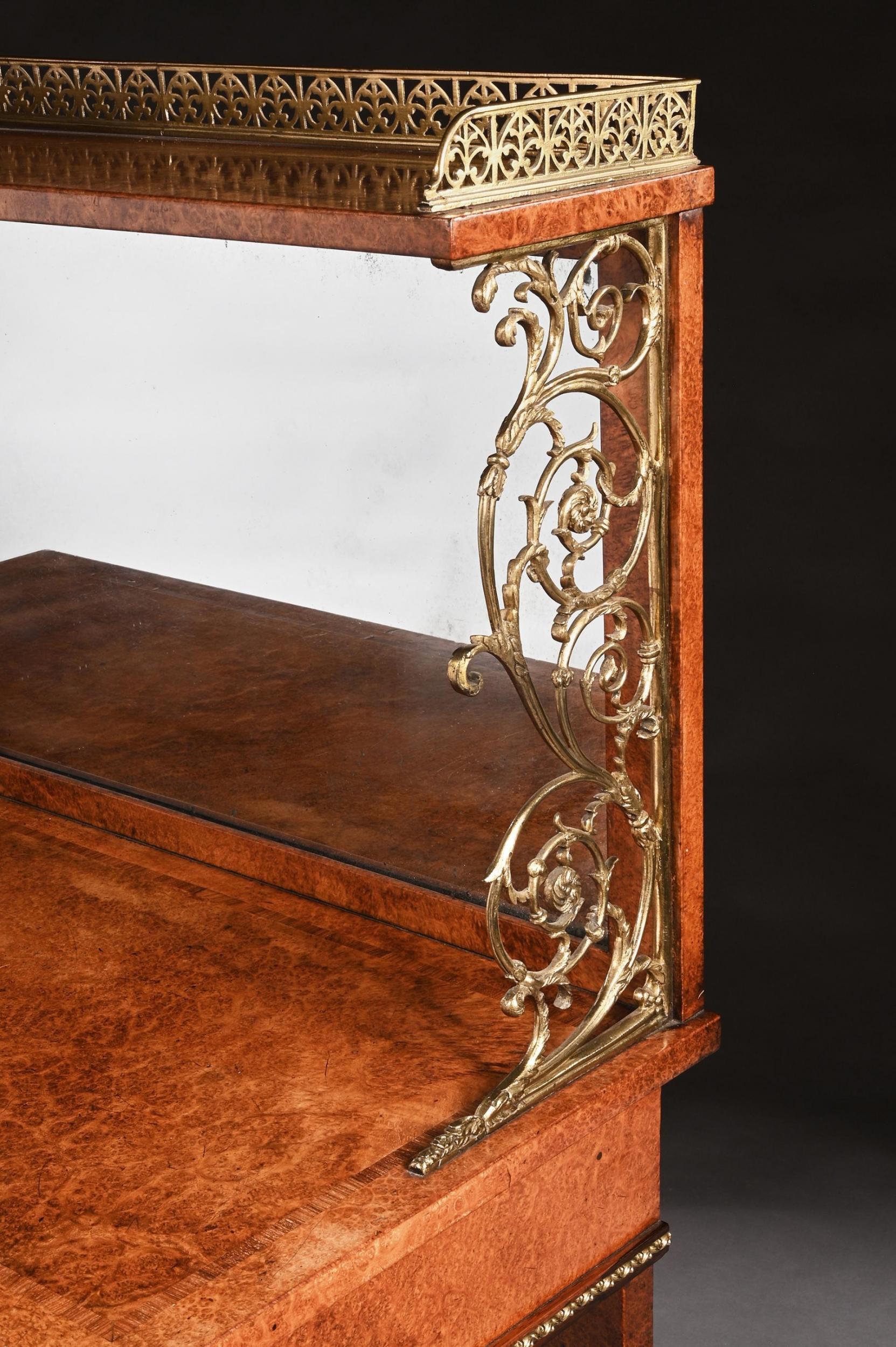 Doré Table de pilier de style Régence en amboyna et laiton incrusté de bronze doré montée en vente