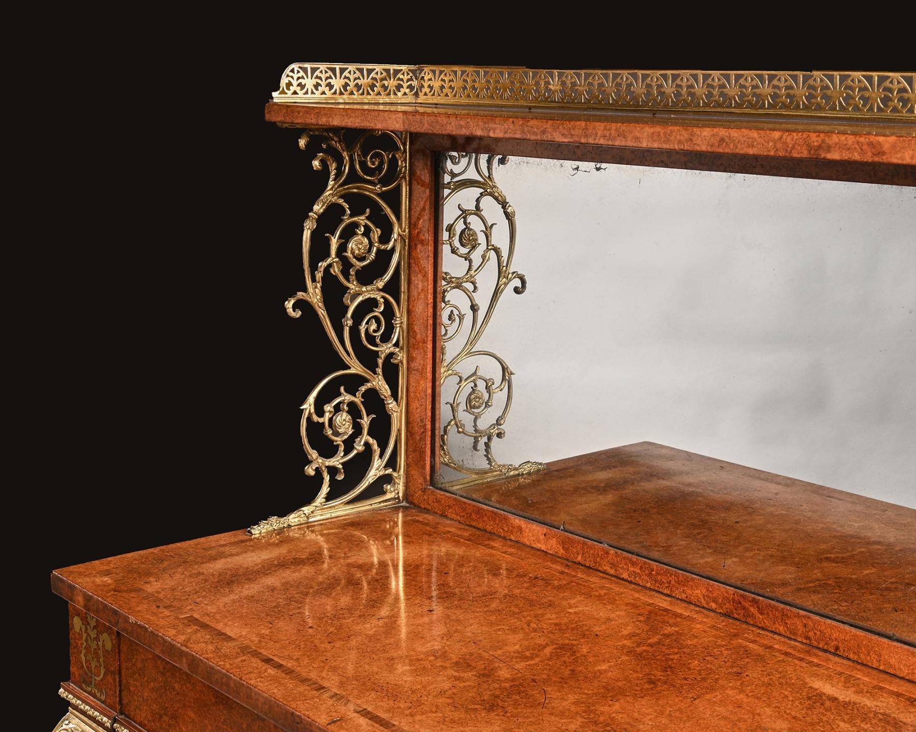 Regency Regency-Pfeilertisch aus Amboyna und Messing mit Intarsien aus vergoldeter Bronze im Angebot 1